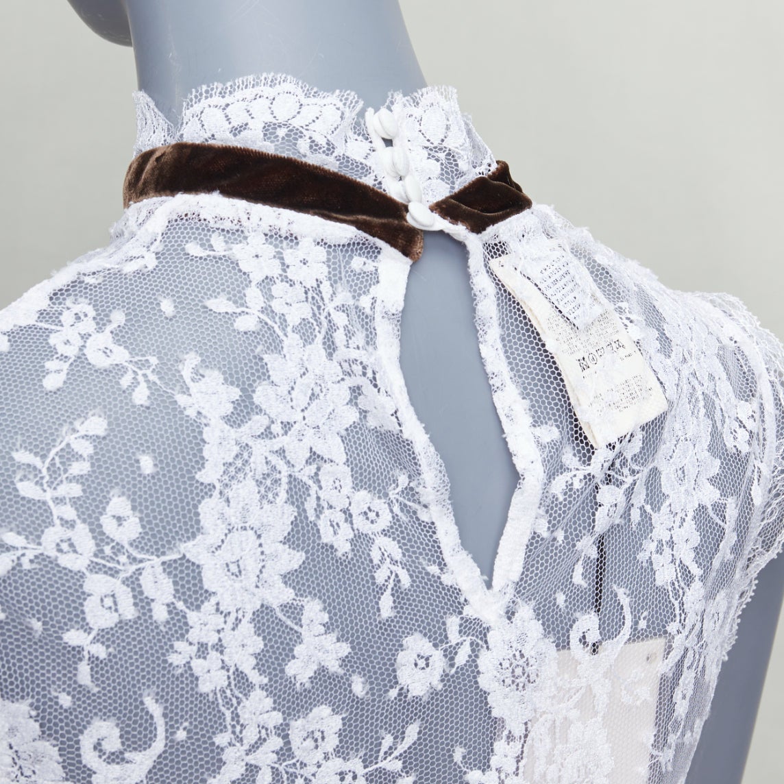 D&G Vintage white floral lace black velvet trim hi neck scallop top IT40 S
Reference: MECG/A00080
Brand: D&G
Designer: Domenico Dolce and Stefano Gabbana
Material: Lace, Velvet
Color: Black, White
Pattern: Lace
Closure: Button
Made in: