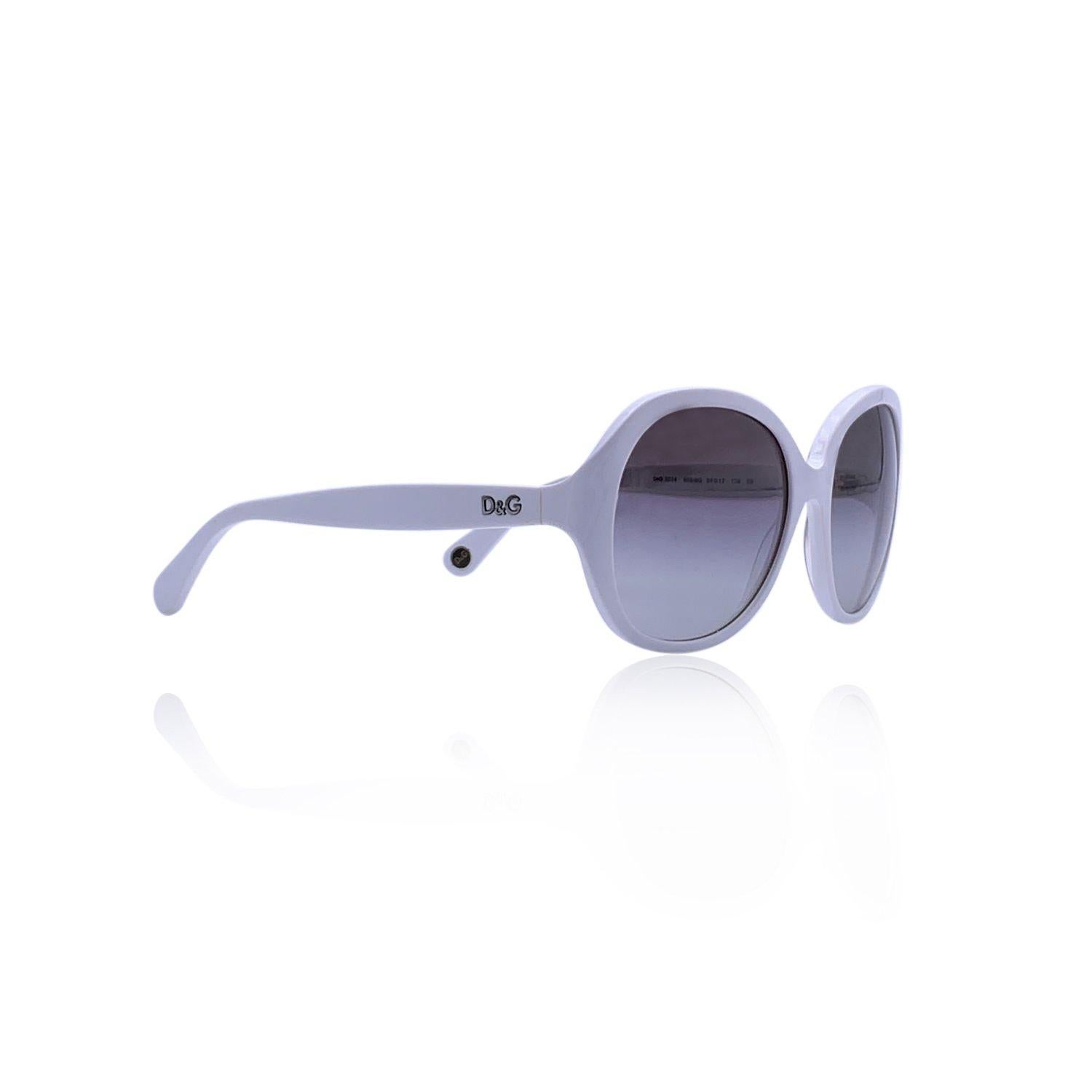 D&G oversized sunglasses mod. 3034 - c.508/8G. They feature a white oversized acetate frame. D&G logo on the arms. Gradient grey lenses. Mod & refs.: mod. 3034 - c.508/8G - 57/17 - 135 3N. Made in Italy Details MATERIAL: Acetate COLOR: White MODEL: