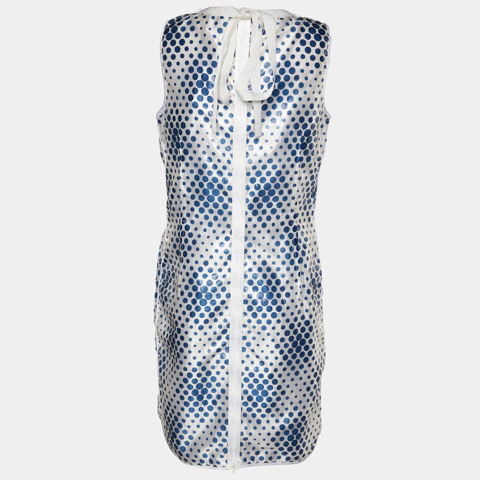 This stylish midi dress exudes elegance and sophistication. Its flattering length falls between the knee and ankle offering a versatile option for various occasions. With its chic design it combines modern trends with timeless charm making it a must