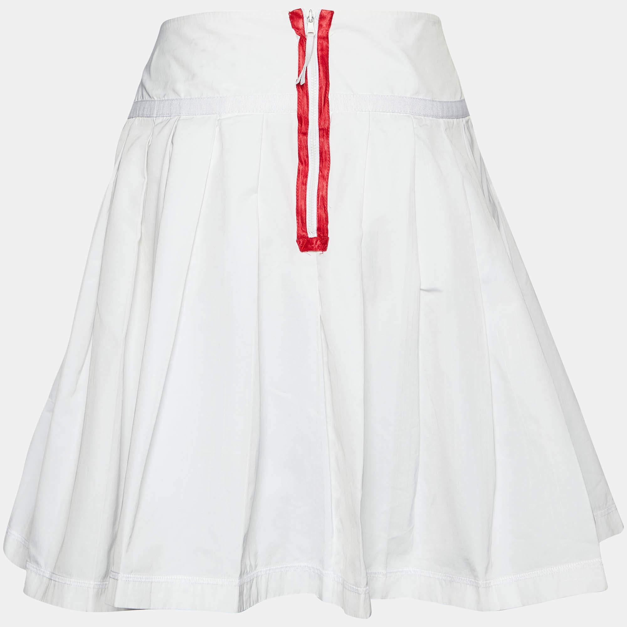 This elegant skirt is worth adding to your closet! Crafted from fine materials, it is exquisitely designed into a flattering shape. 