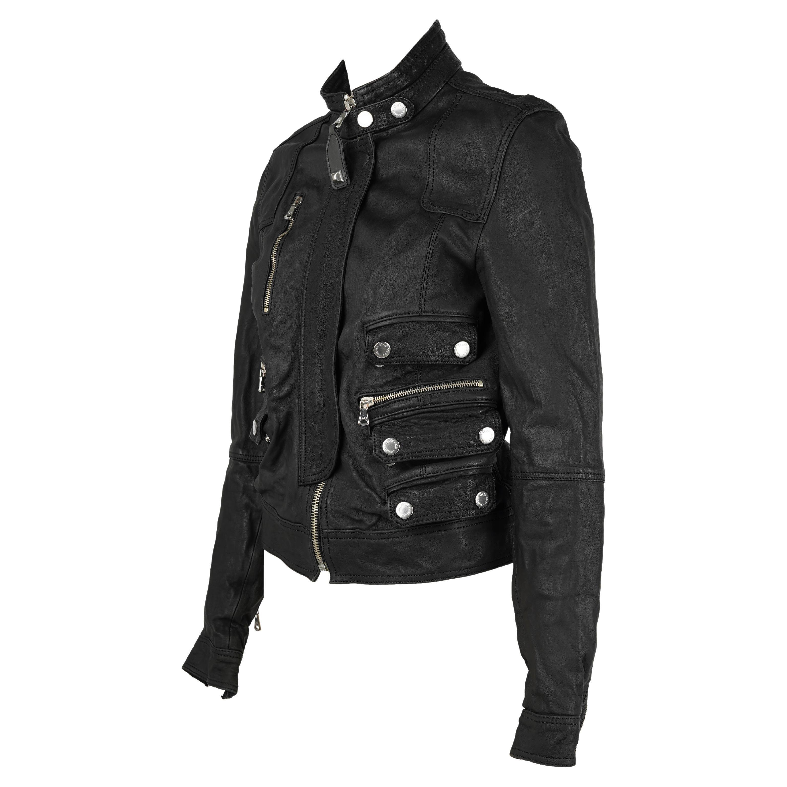 Eine auffällige schwarze Leder-Motojacke von D&G aus der Jahrtausendwende, die die charakteristische italienische Handwerkskunst und die kultige Raffinesse der Marke unterstreicht. Die Jacke ist aus weichem, hochwertigem Leder gefertigt und verfügt