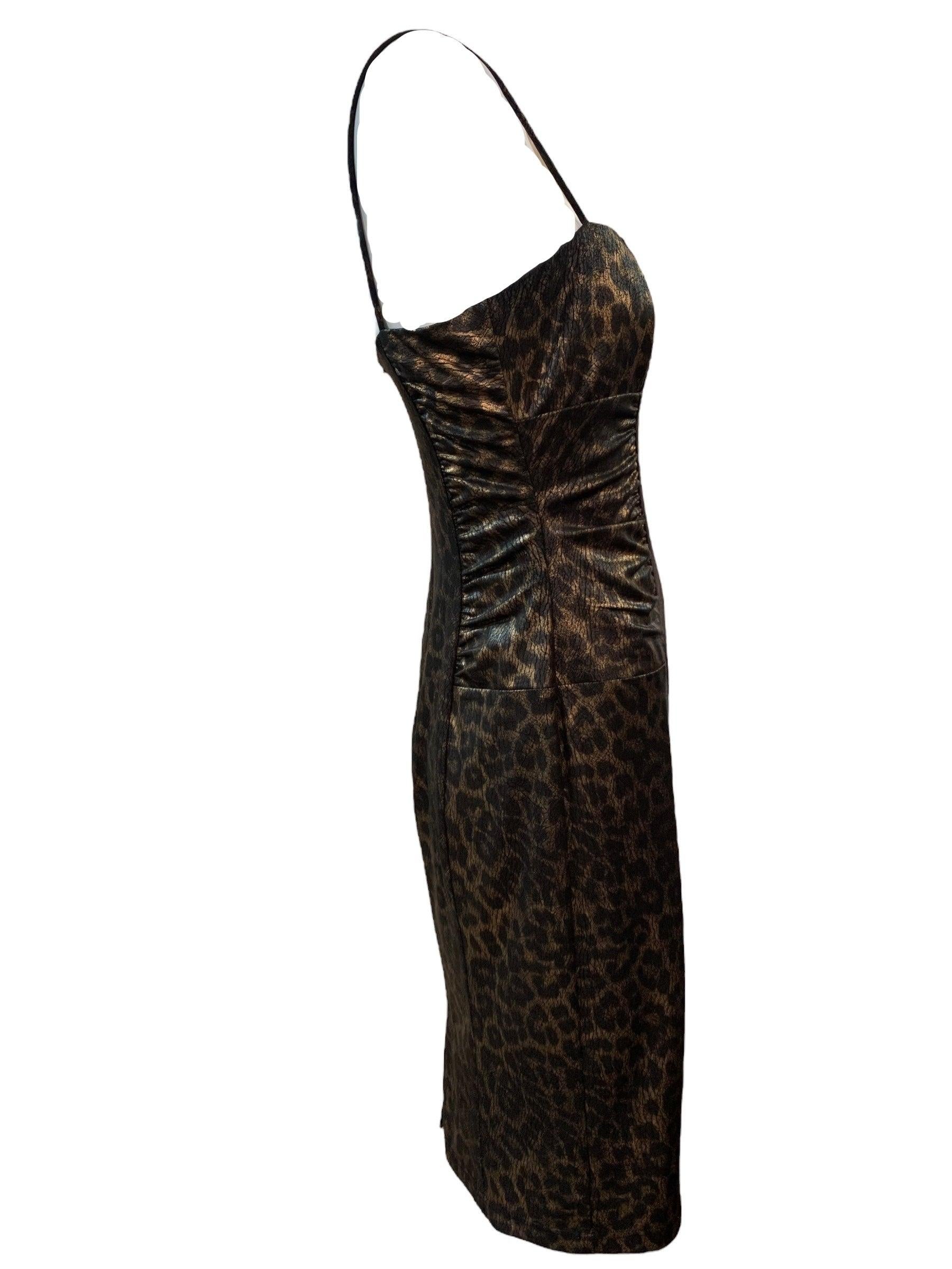 D.G. by Dolce and Gabbana - Robe moulante. Tissu texturé imprimé léopard  avec côtés froncés.  La robe brillante et ajustée de la meilleure soirée de votre vie ! Le début des années 2000 était une époque plus sexy. Entièrement doublé et en excellent