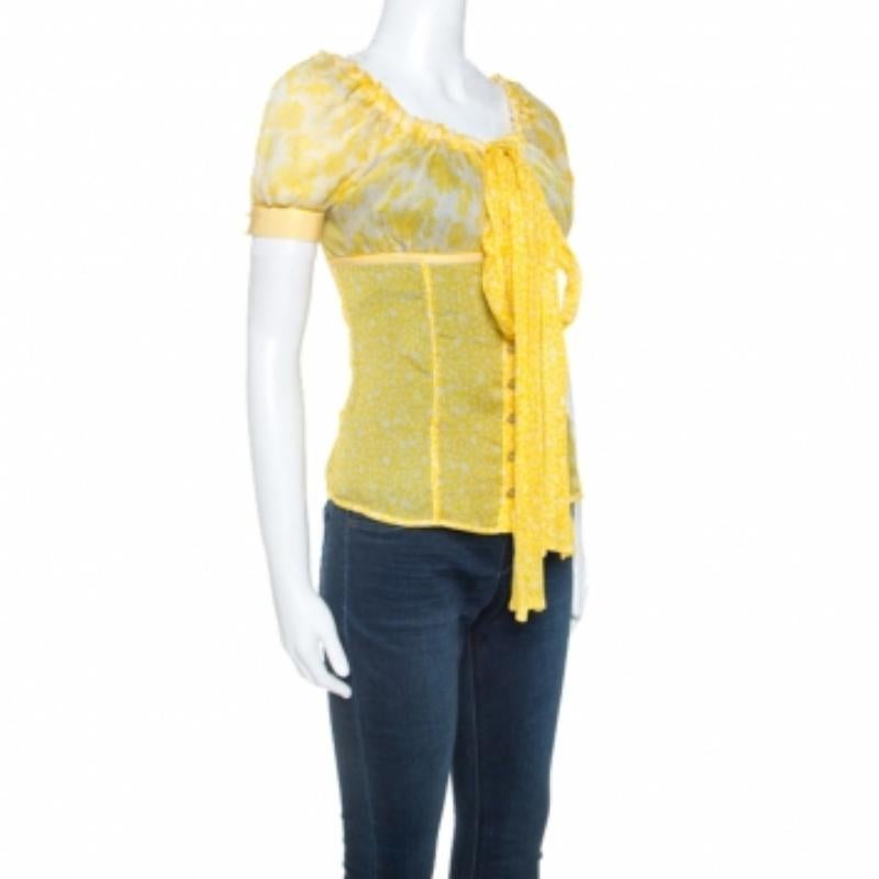 Con questo top di D&G nel tuo guardaroba, potrai vestirti con stile per qualsiasi occasione casual. Questo impeccabile pezzo giallo si abbina bene a qualsiasi fondo. Sapientemente realizzato in 100% seta, il top con stampa floreale ti farà apparire