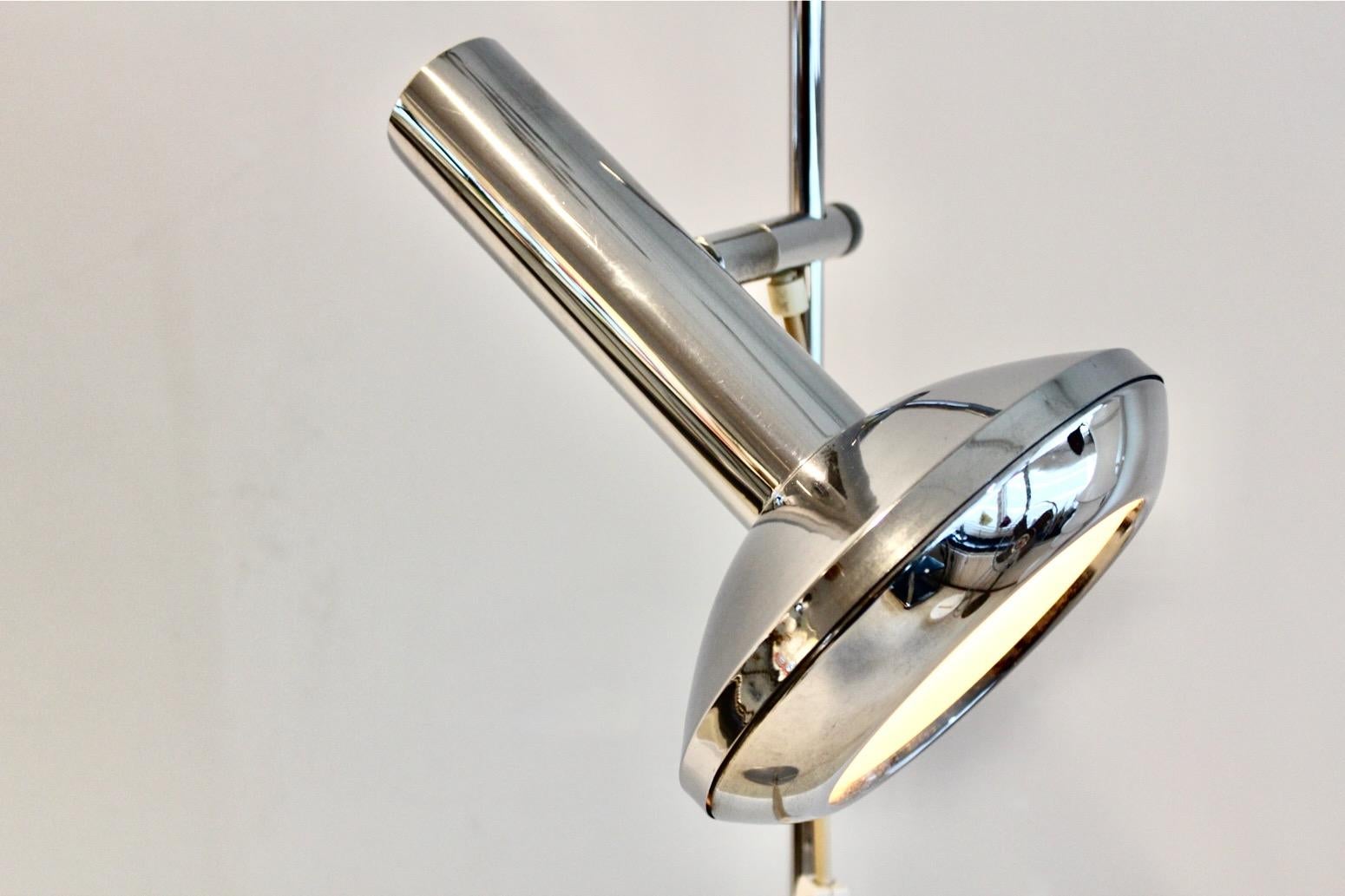 Diseño limpio Lámpara de pie de metal cromado de D.G.B.M., Alemania. Una lámpara de pie cromada de los años 60, con una luz muy sofisticada, pivotante para un rango completo de movimiento. En perfecto estado.