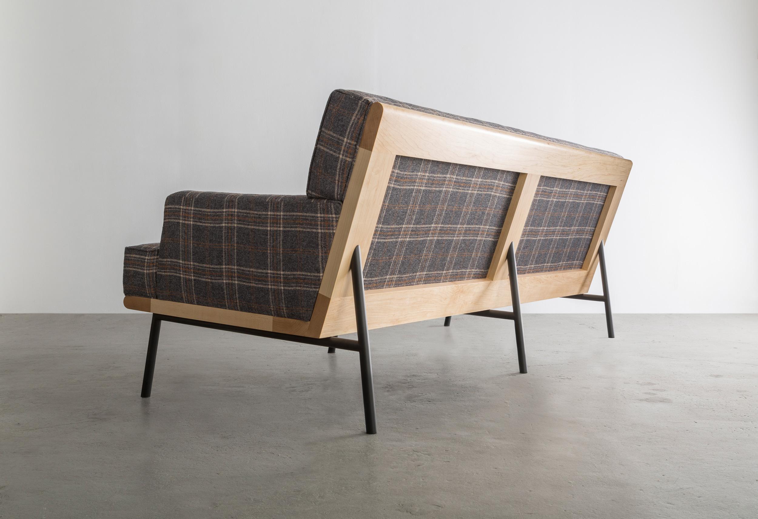 DGD-Sofa, Hartholz mit Wolle, Boucle oder COM COL, abgebildet in Ahorn, handgefertigt in den USA (Moderne)