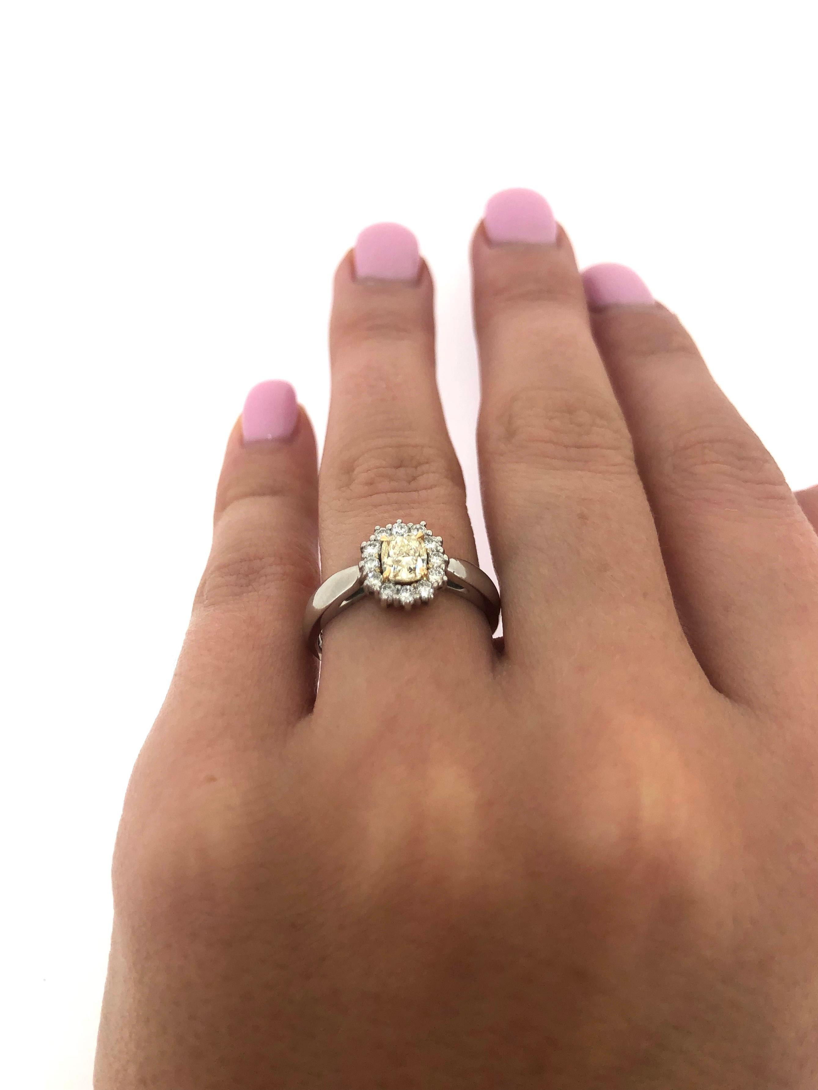 DGI Certified Fancy Light Yellow Diamond Cluster Ring In Good Condition For Sale In Oxted, Surrey