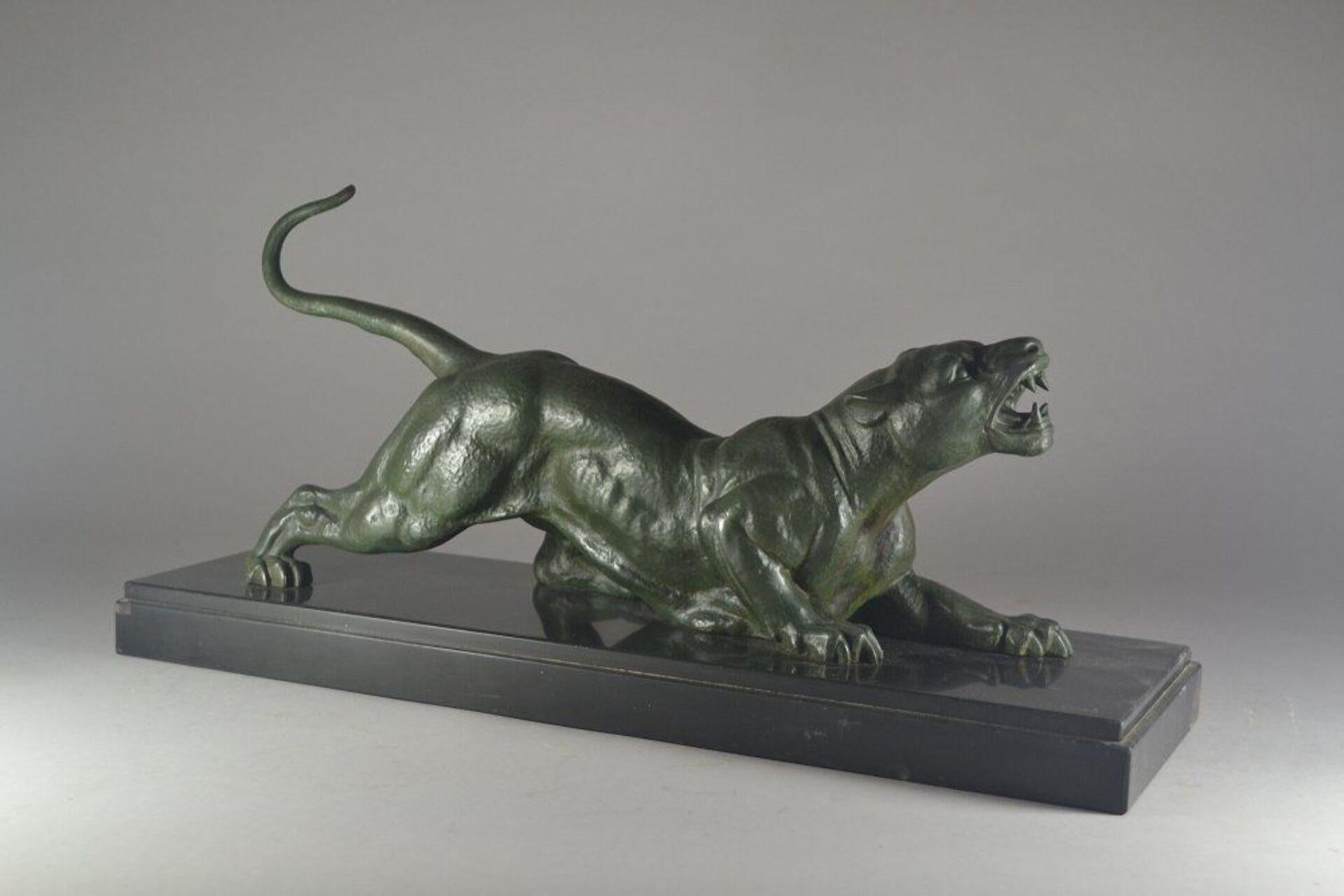 Green patinated metal panther on a marble base.
Nice genuine patina. Signed to the marble.
excellent condition.
Circa 1930. French.

Measures: w.50cm l.16cm h.25cm.