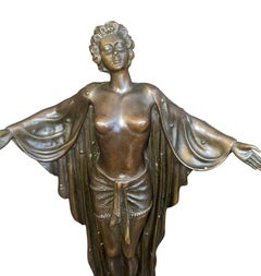 D&H. Figure féminine en bronze de style Chiparus Art Déco sur base en marbre, France, années 1920