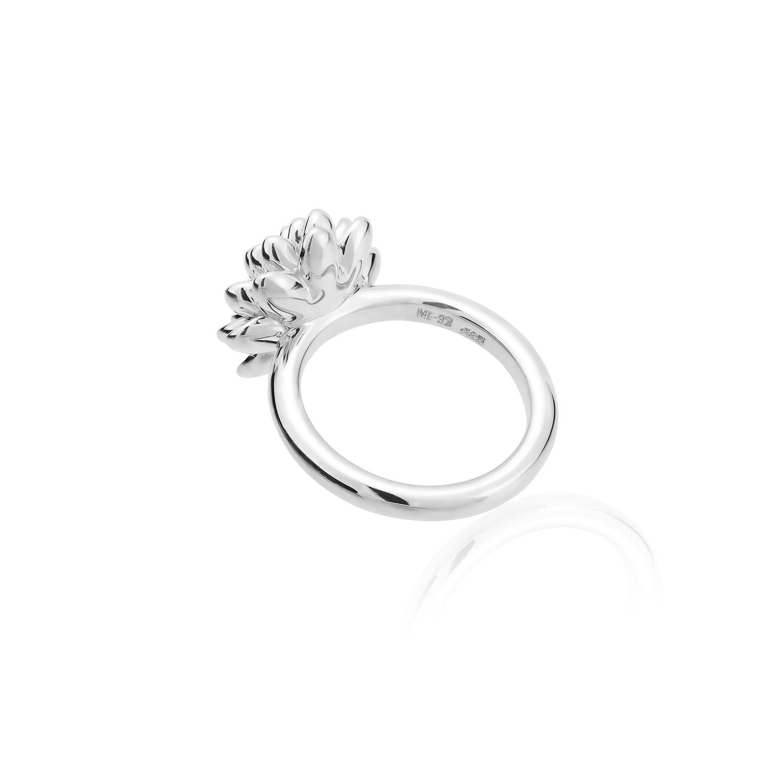 Inspired on the Dahlia, Mexico's stunning national flower, this ring is delicately handmade in 0.925 silver with 0.59¨ Dhalia diameter.

To preserve the beauty of your TANE products, we recommend that you avoid any contact with oil or alcohol-based