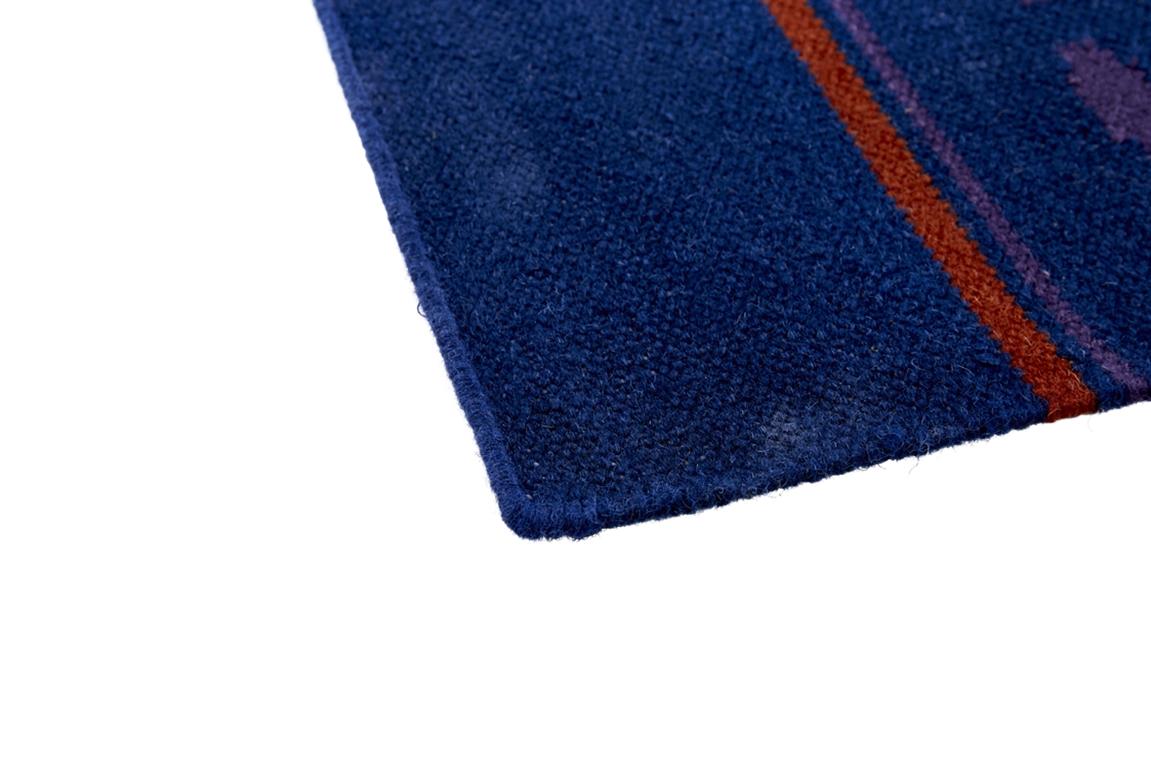 Tauchen Sie Ihren Lebensraum in die Eleganz des handgeknüpften Teppichs Dhanu. Dieses Stück ist aus nachhaltiger Wolle gefertigt und spiegelt das Engagement für Luxus und umweltbewusstes Leben wider.
Der Dhanu Rug kann nach individuellen Wünschen