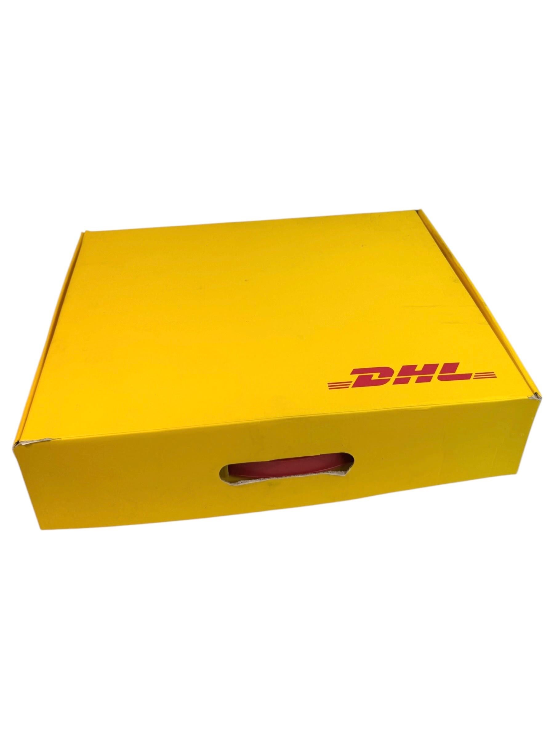 Modello in scala dell'aereo DHL Express. Realizzato come modello da esposizione da DHL Germania. Questo squisito modello è realizzato a mano da un maestro artigiano con il Wood più pregiato. L'attenzione è rivolta a ogni dettaglio, con il risultato