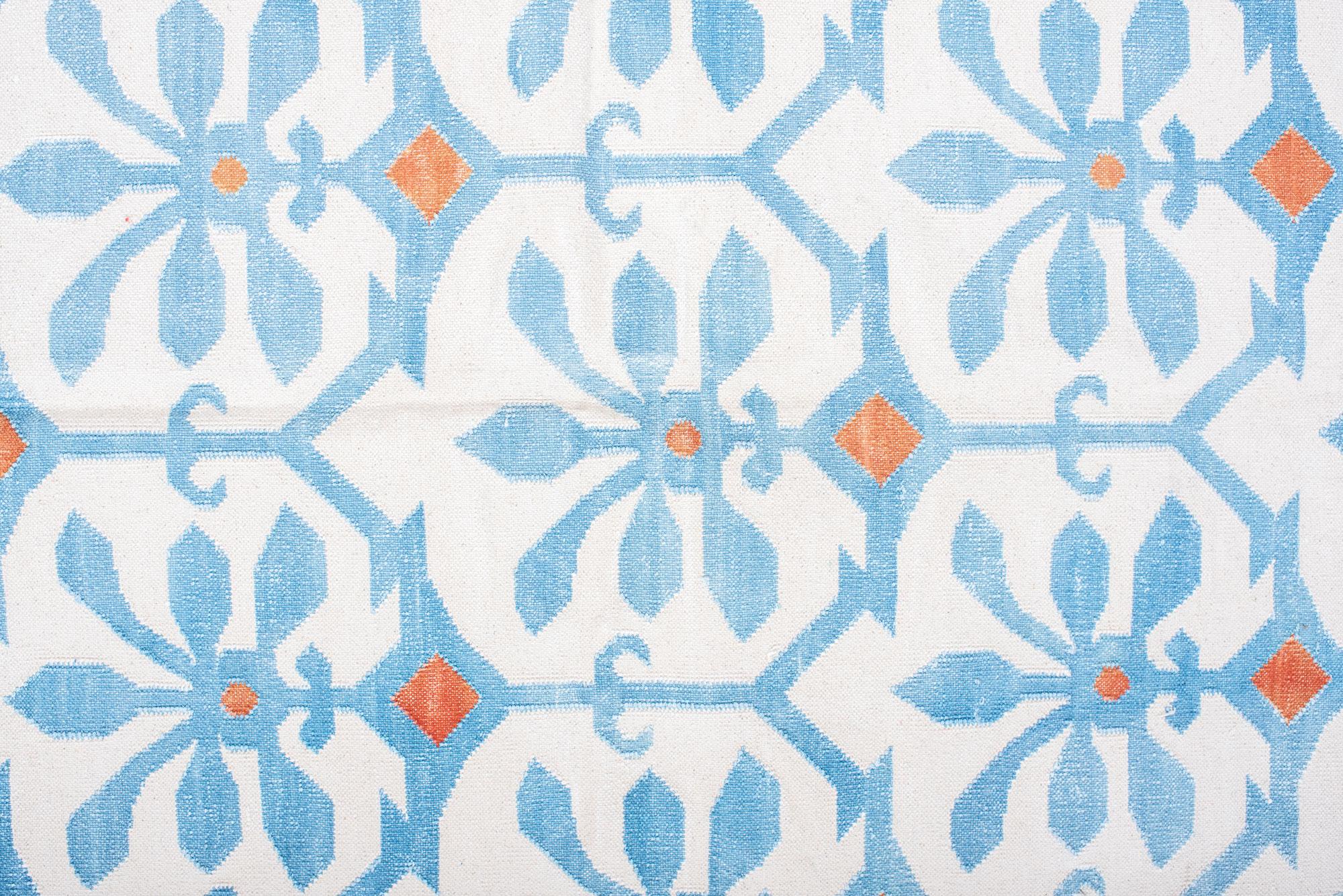 Dhurrie-Teppich mit einem Blattmuster in Blau und Weiß (Handgeknüpft) im Angebot