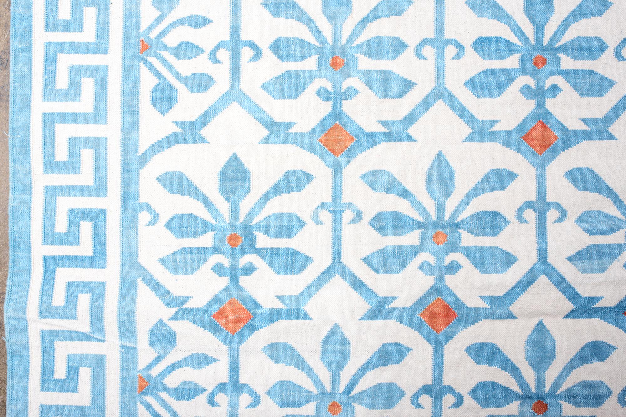Dhurrie-Teppich mit einem Blattmuster in Blau und Weiß im Zustand „Gut“ im Angebot in New York, NY