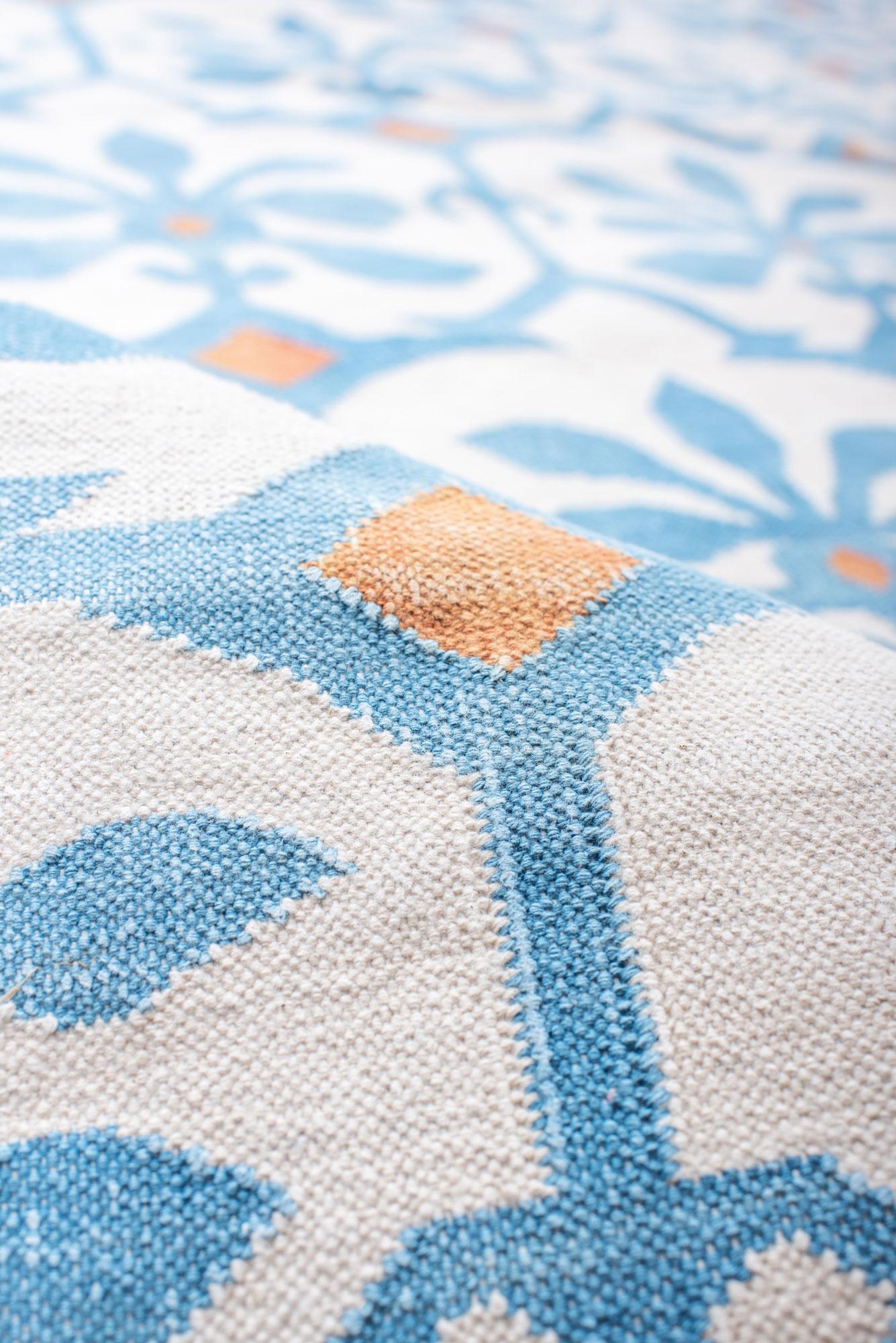 Dhurrie-Teppich mit einem Blattmuster in Blau und Weiß (Baumwolle) im Angebot