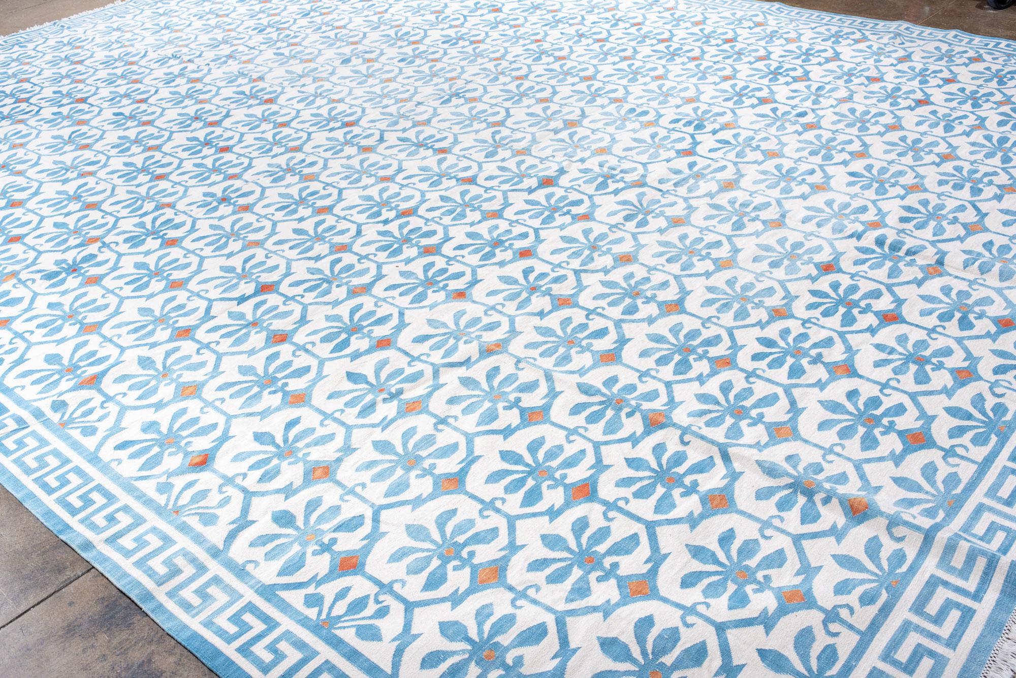 Dhurrie-Teppich mit einem Blattmuster in Blau und Weiß im Angebot 1