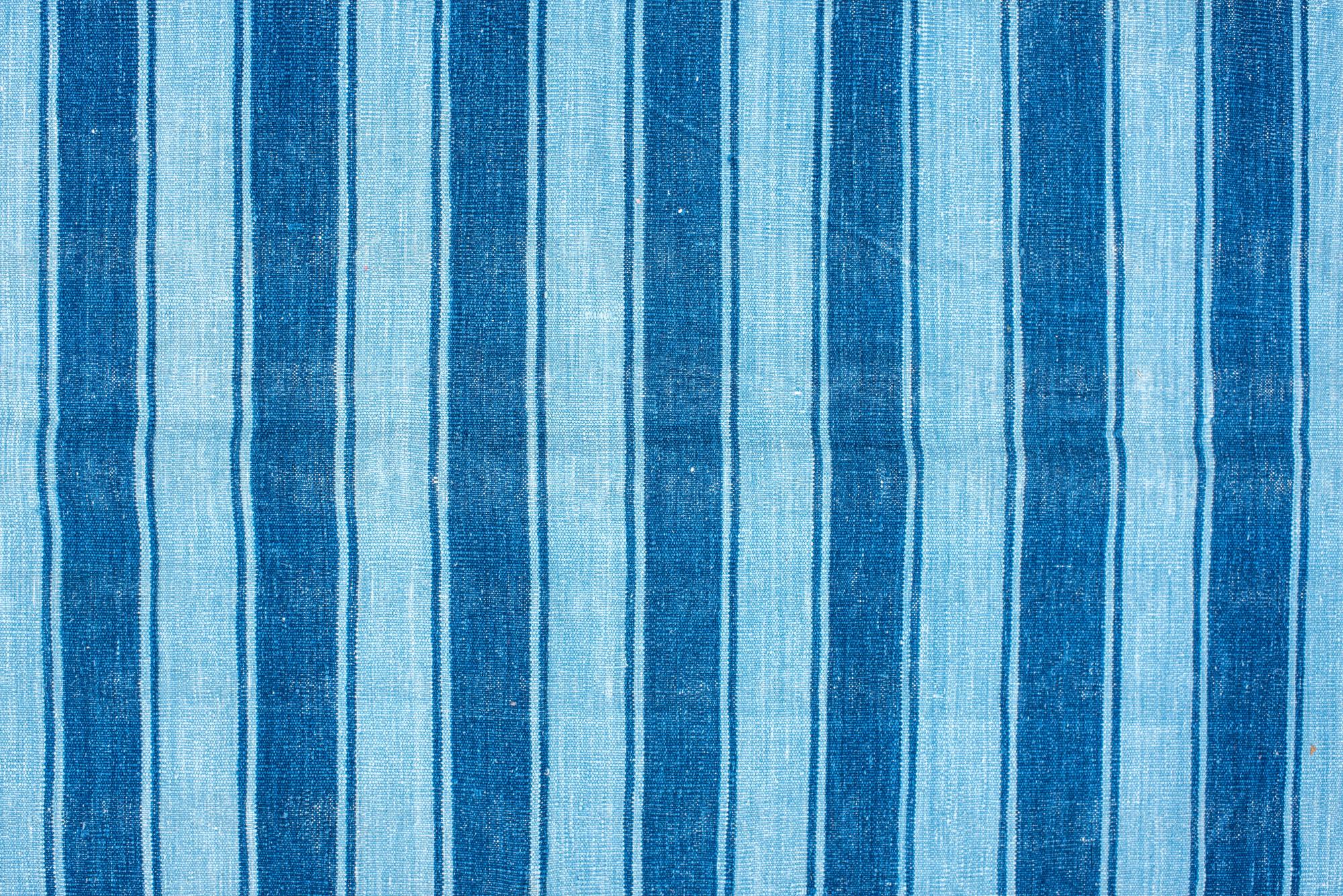 Dhurrie Carpet with Allover Denim Blue and White Stripes Anudado a mano en venta