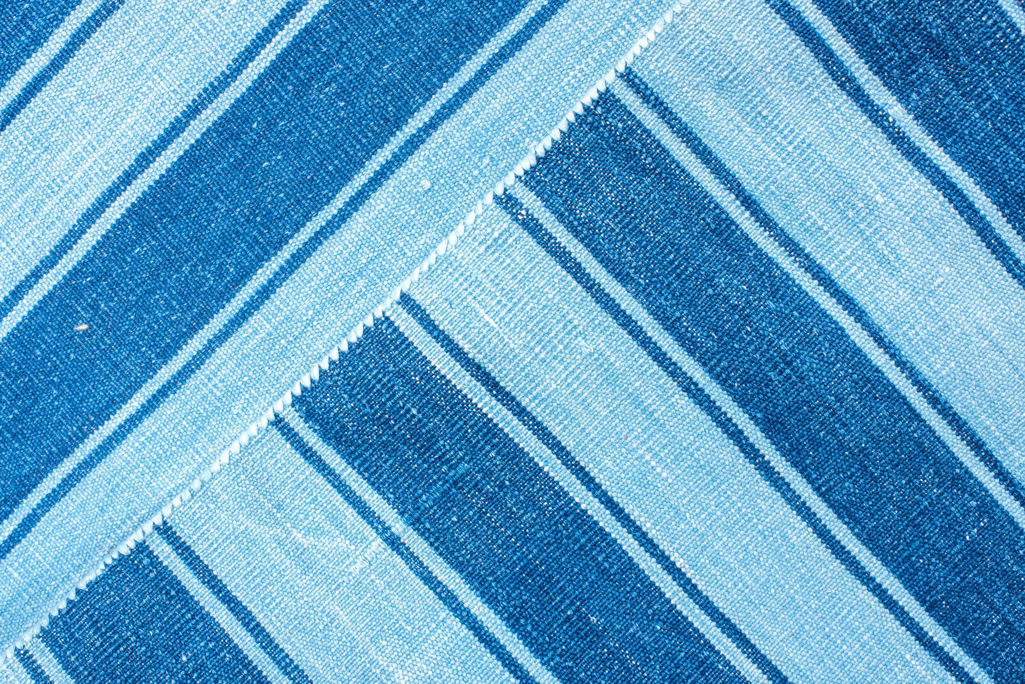 Dhurrie Carpet with Allover Denim Blue and White Stripes Siglo XXI y contemporáneo en venta