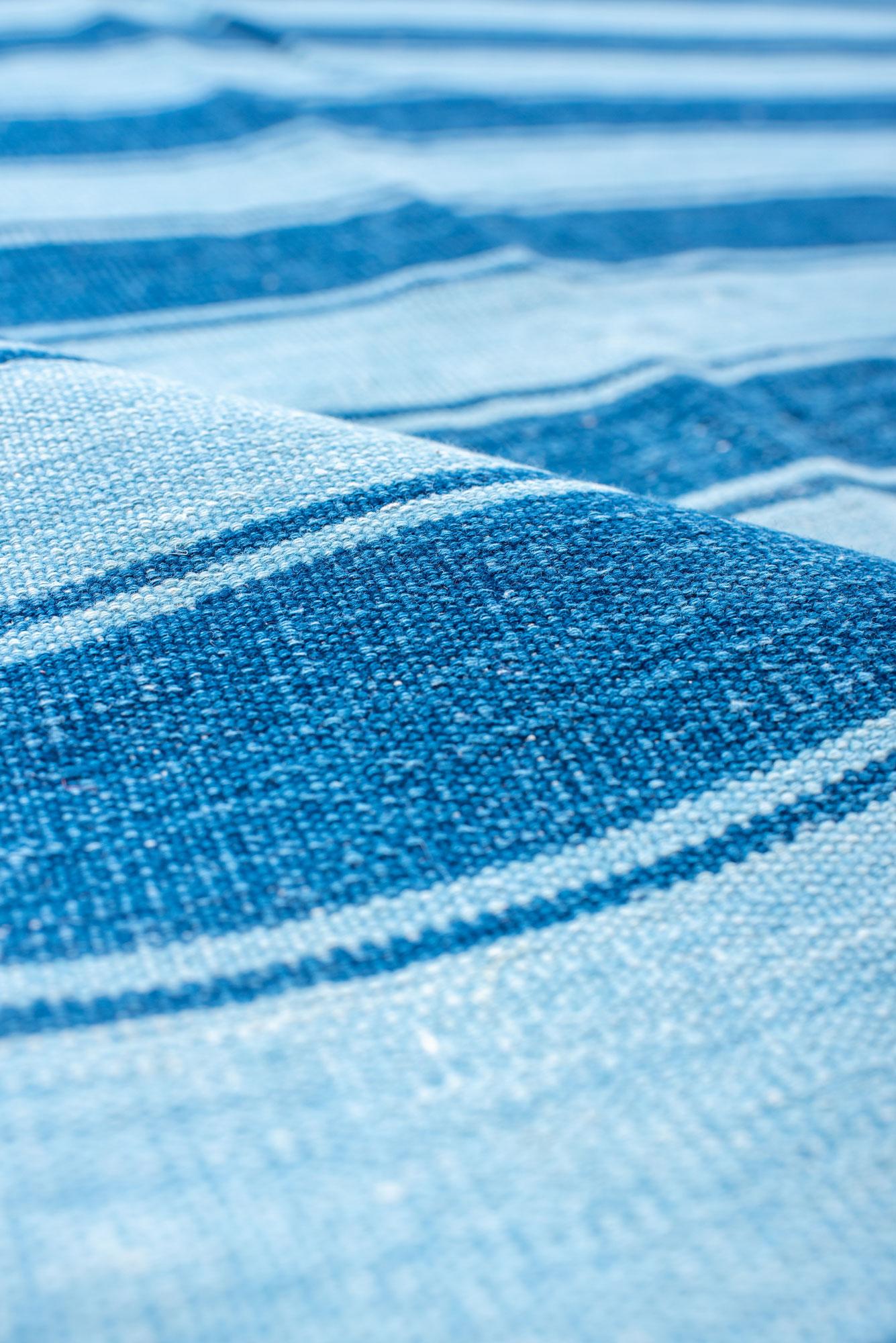 Dhurrie Carpet with Allover Denim Blue and White Stripes Algodón en venta