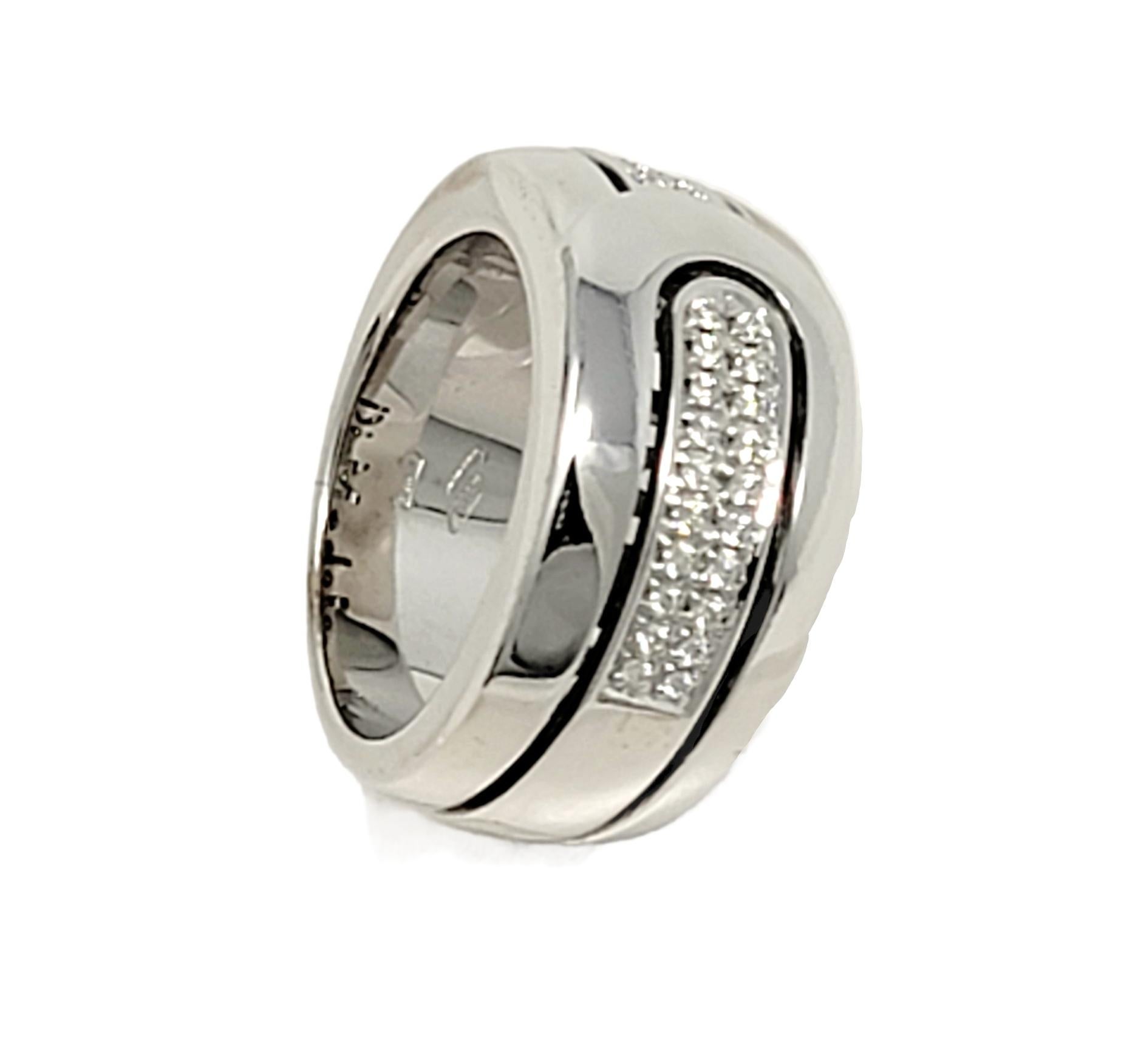 Taille ronde Di Modelo Bague à large anneau en or blanc 18 carats avec pavé de diamants en vente