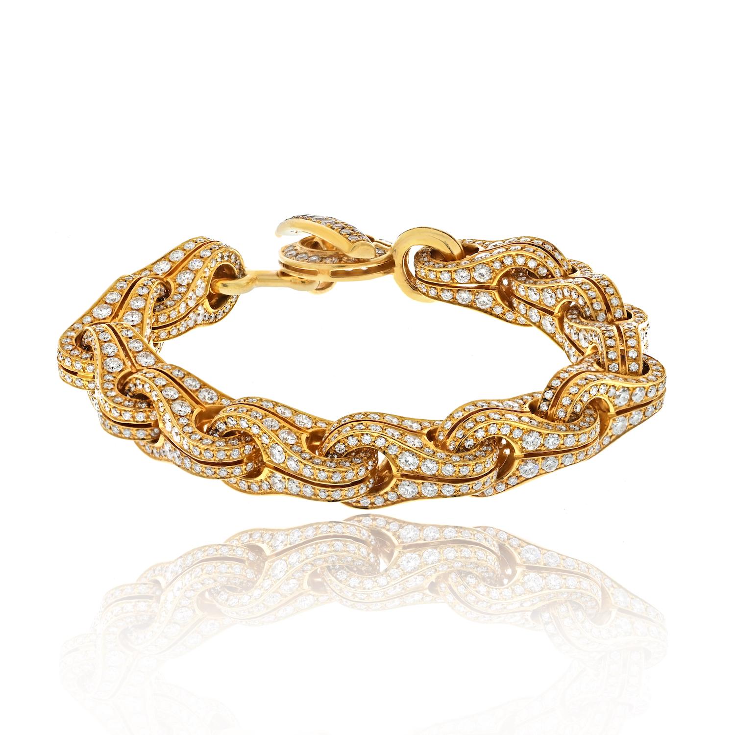 Das Di Modolo 18K Yellow Gold 15.52cttw Bicycle Style Link Pave Diamond Bracelet ist eine atemberaubende Mischung aus innovativem Design und luxuriöser Handwerkskunst und verleiht Ihrem Handgelenk einen Hauch von Luxus.

Das aus 18 Karat Gelbgold