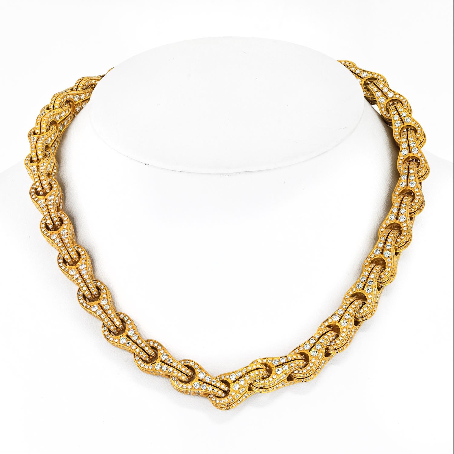 Werten Sie Ihre Schmucksammlung mit der Di Modolo 18K Gelbgold 37.62cttw Round Diamond Bicycle Style Link Necklace auf. Dieses exquisite Stück ist die perfekte Mischung aus Luxus, Kunstfertigkeit und einem Hauch von Laune.

Die aus 18 Karat Gelbgold
