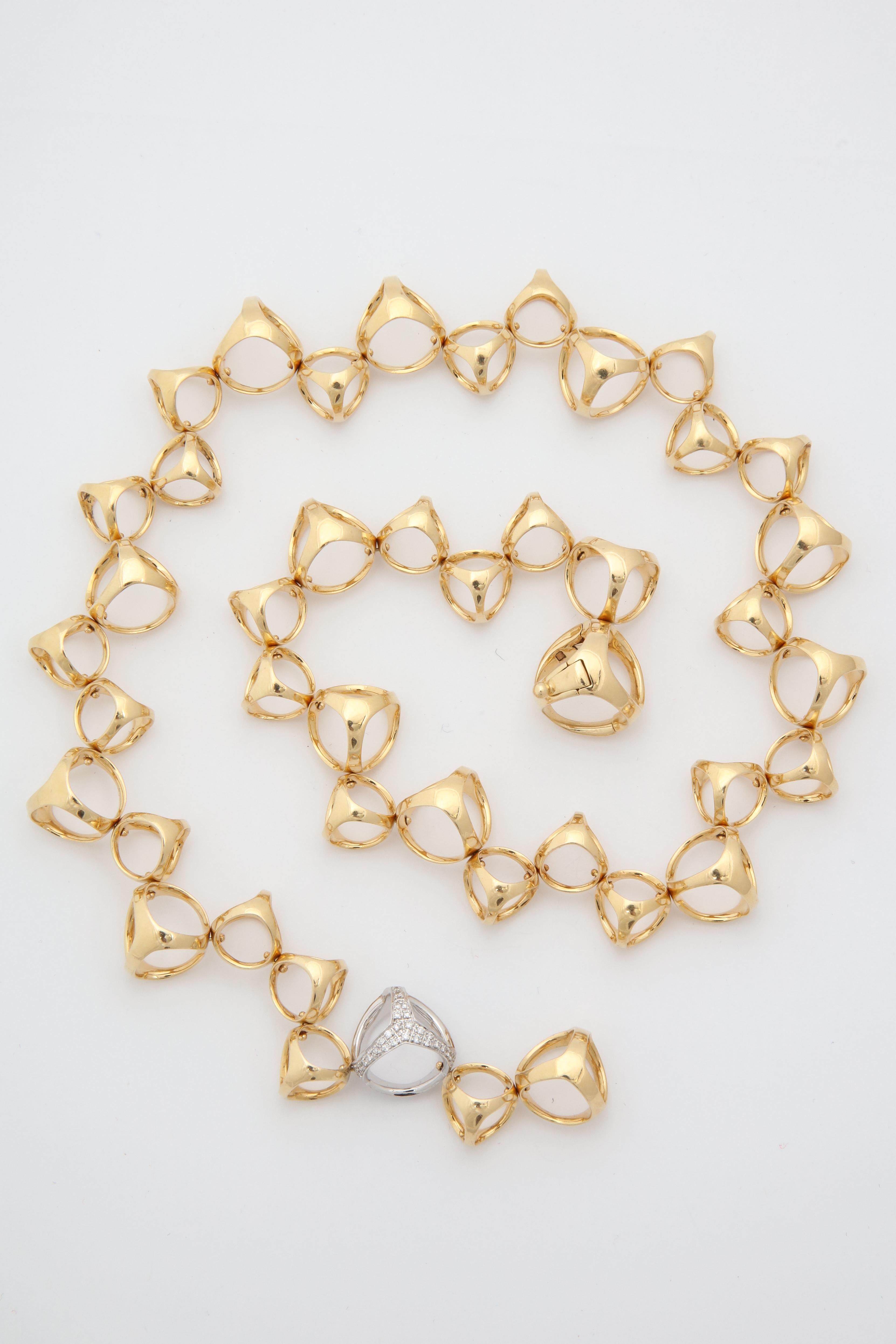 Round Cut Di Modolo 1990s Triada Clasp Diamond and White and Gold Open Link Necklace