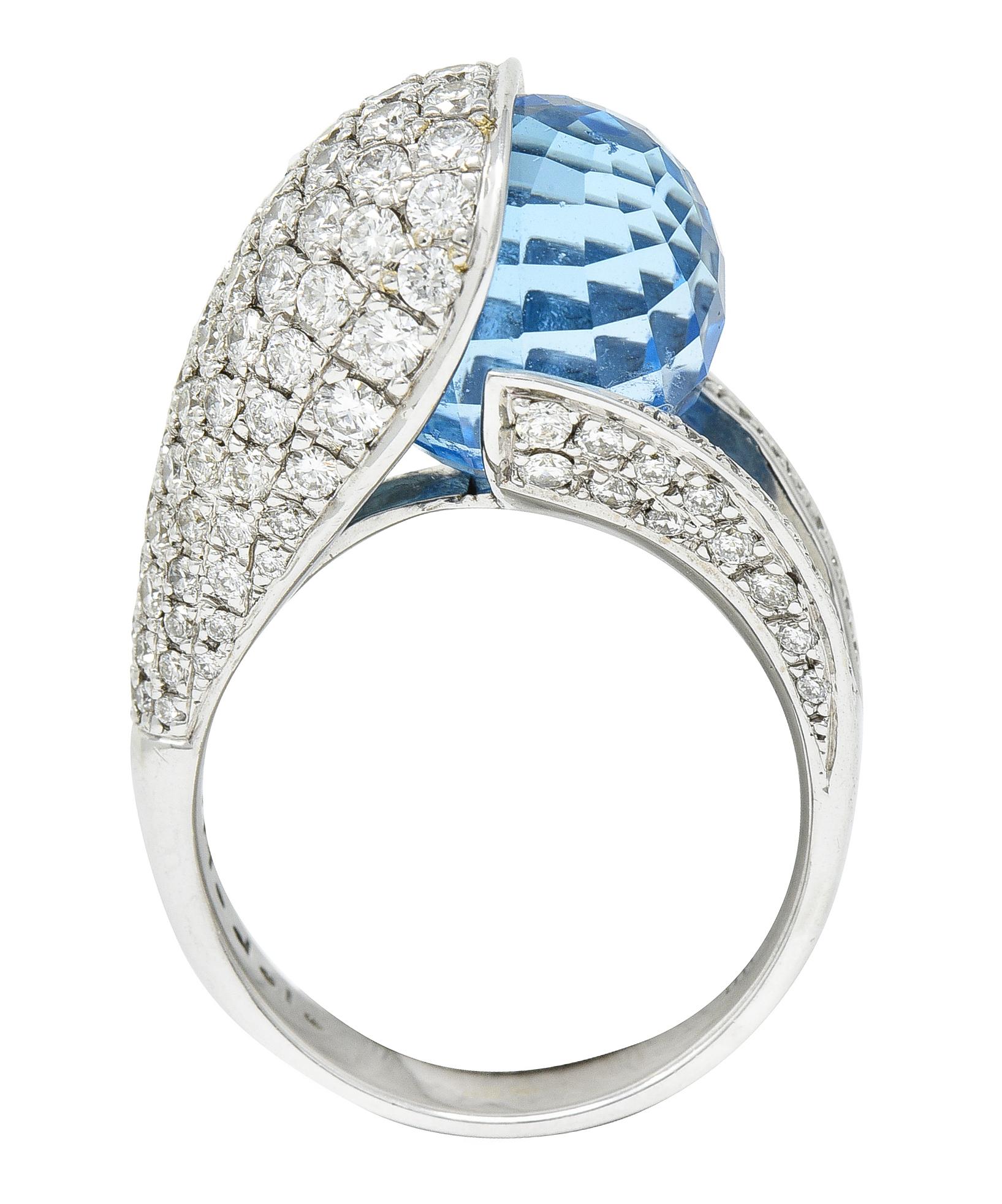 Der Ring ist in einer geschwungenen, schalenförmigen Form gestaltet, die in einer geteilten Schulter endet. Pavè besetzt mit runden Diamanten im Brillantschliff mit einem Gesamtgewicht von ca. 2,25 Karat - Farbe H/I, Reinheit SI. Ausgestattet mit