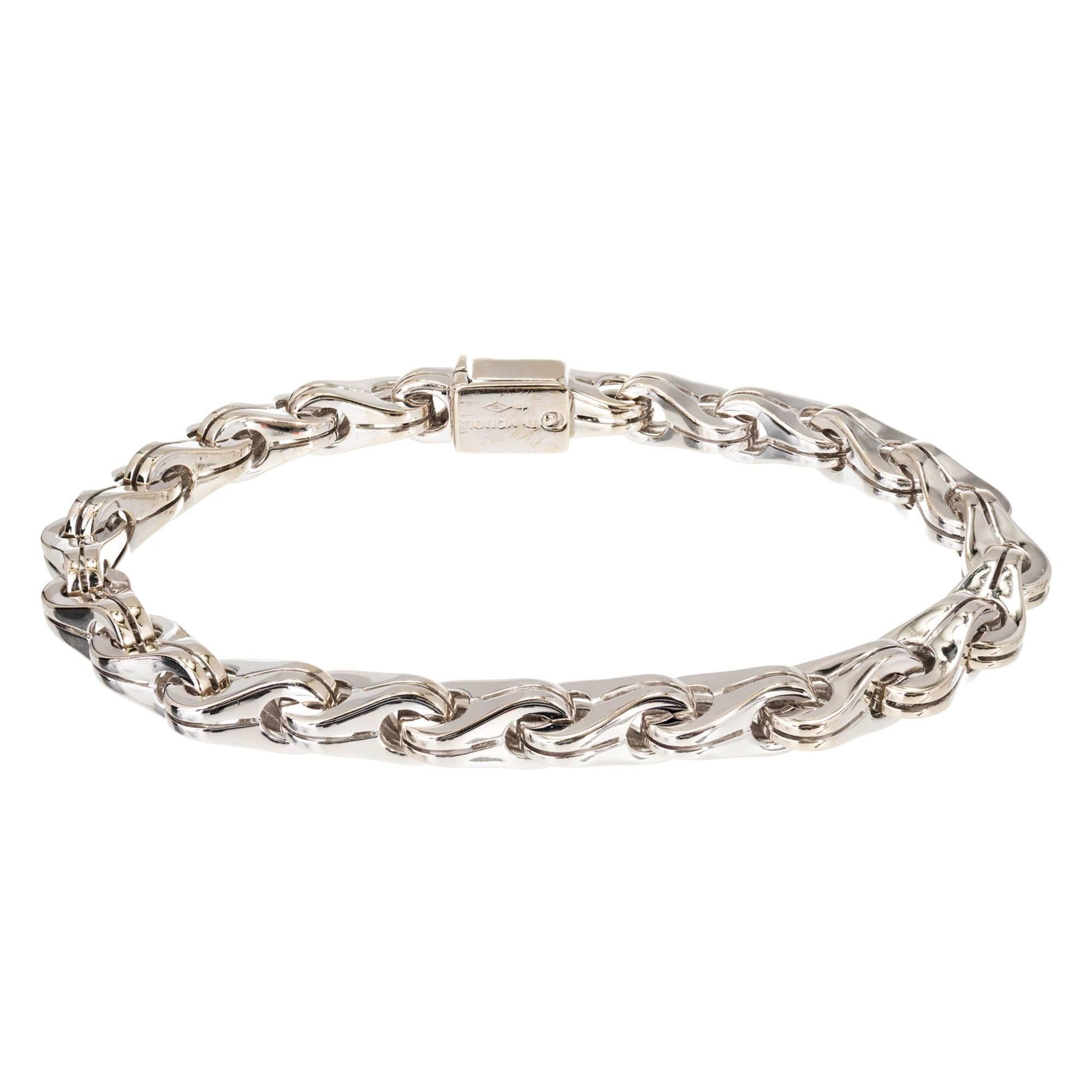 Di Modolo large size heavy weight men's 18k white gold link, 9 Inch bracelet with full cut diamond pave clasp. 

25 round diamonds G VS approximate .30 carats
18k White Gold
Tested: 18k
Stamped: 750
Hallmark: Di Modolo
44.4 Grams
Bracelet/Chain: 9