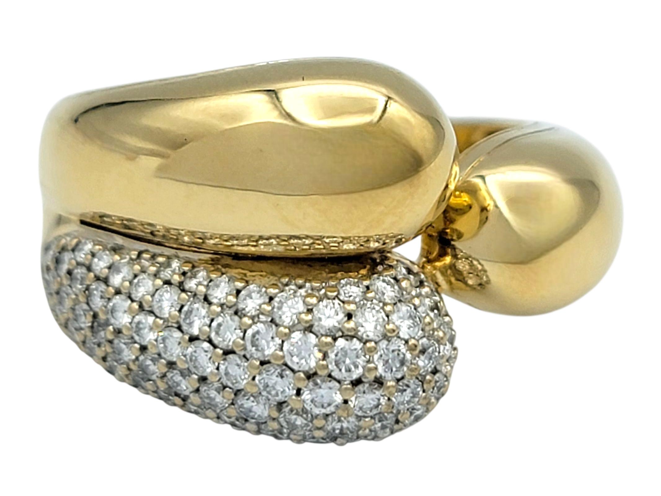 Taille de la bague : 6 (avec perles de calibrage) 

Cette bague sculpturale de la collection emblématique 