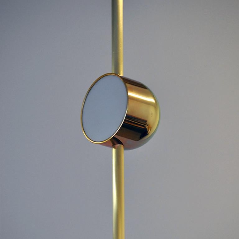 Nature est un lustre sculptural inspiré par l'hétérophonie des sons naturels. Chaque cadre (ou mélodie) est roulé à la main, toutes les articulations étant astucieusement dissimulées à l'intérieur de la source lumineuse circulaire, les sources