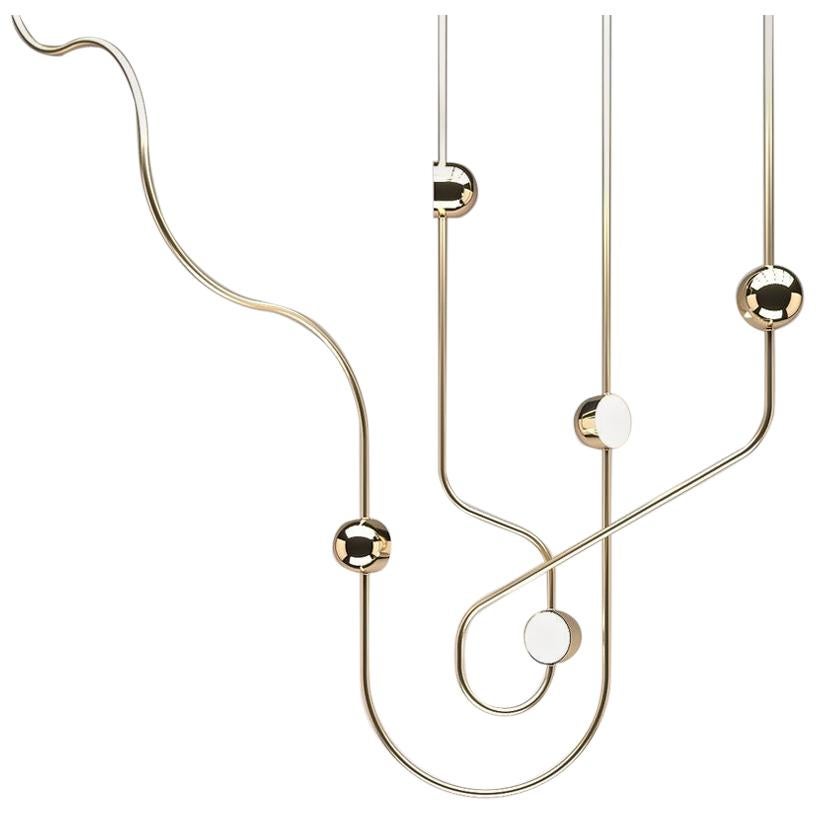 Nature est un lustre sculptural inspiré par l'hétérophonie des sons naturels. Chaque cadre (ou mélodie) est roulé à la main, toutes les articulations étant astucieusement dissimulées à l'intérieur de la source lumineuse circulaire, les sources
