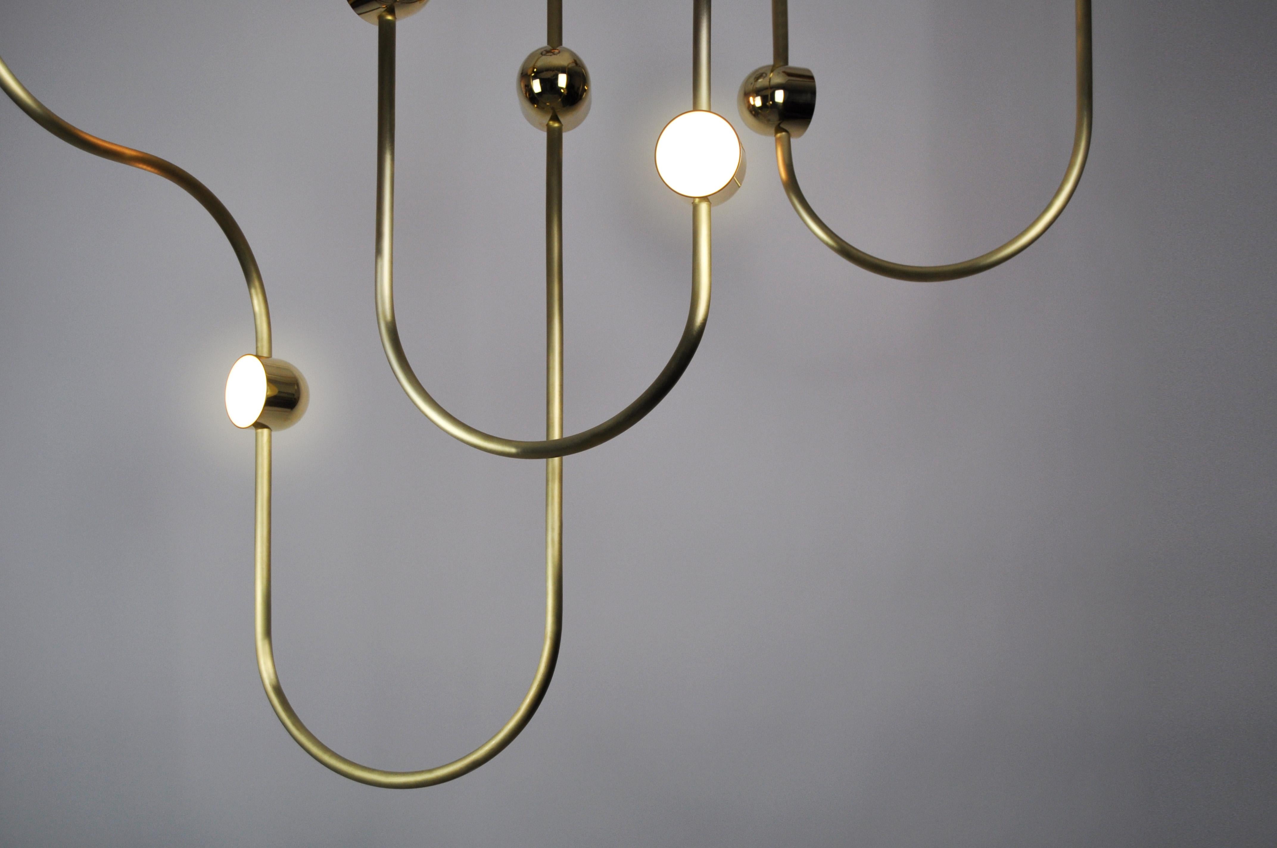 Dia Contemporary LED-Kronleuchter, Config. 3, Massiv Messing, handgefertigt/bearbeitet, Kunst (Skandinavisch) im Angebot