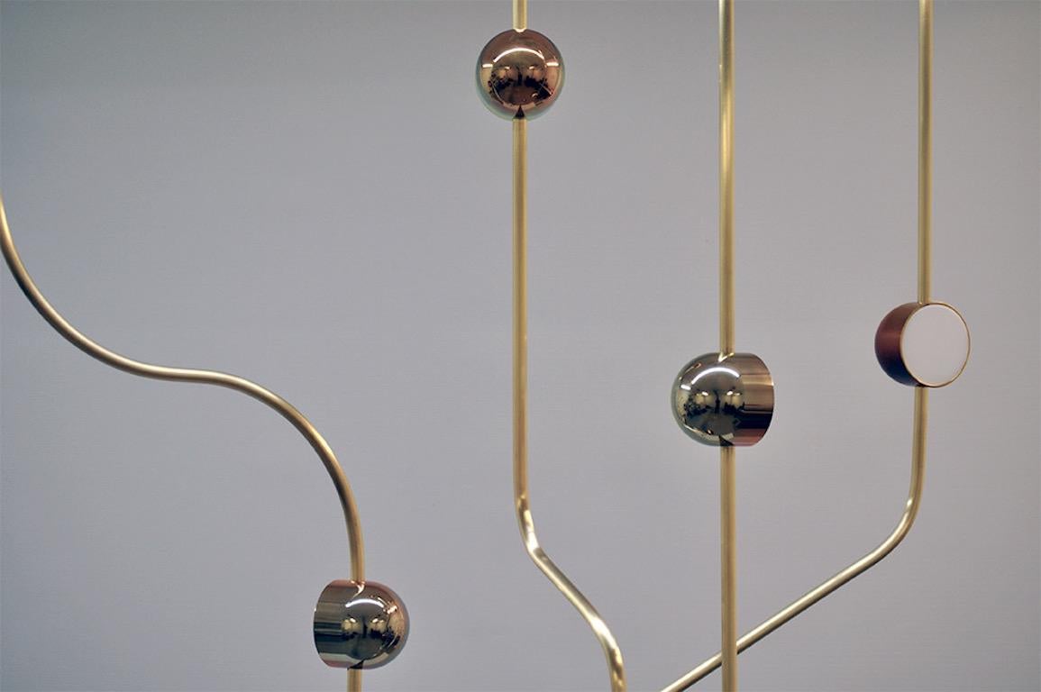 Nature est un lustre sculptural inspiré par l'hétérophonie des sons naturels. Chaque cadre (ou mélodie) est roulé à la main, toutes les articulations étant astucieusement dissimulées à l'intérieur de la source lumineuse circulaire, les sources