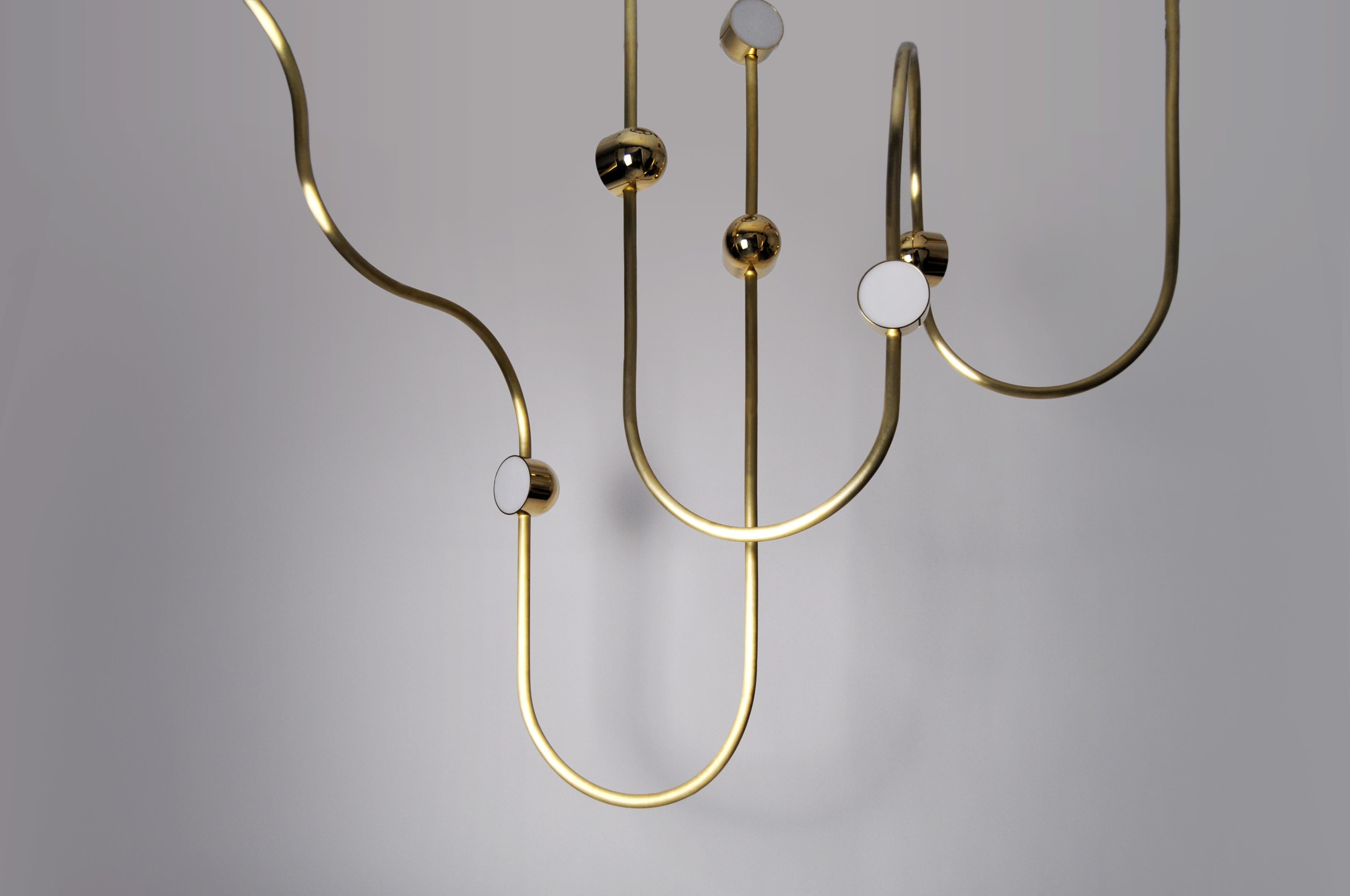 Dia Contemporary LED-Kronleuchter, Config. 3, Massiv Messing, handgefertigt/bearbeitet, Kunst (Moderne) im Angebot