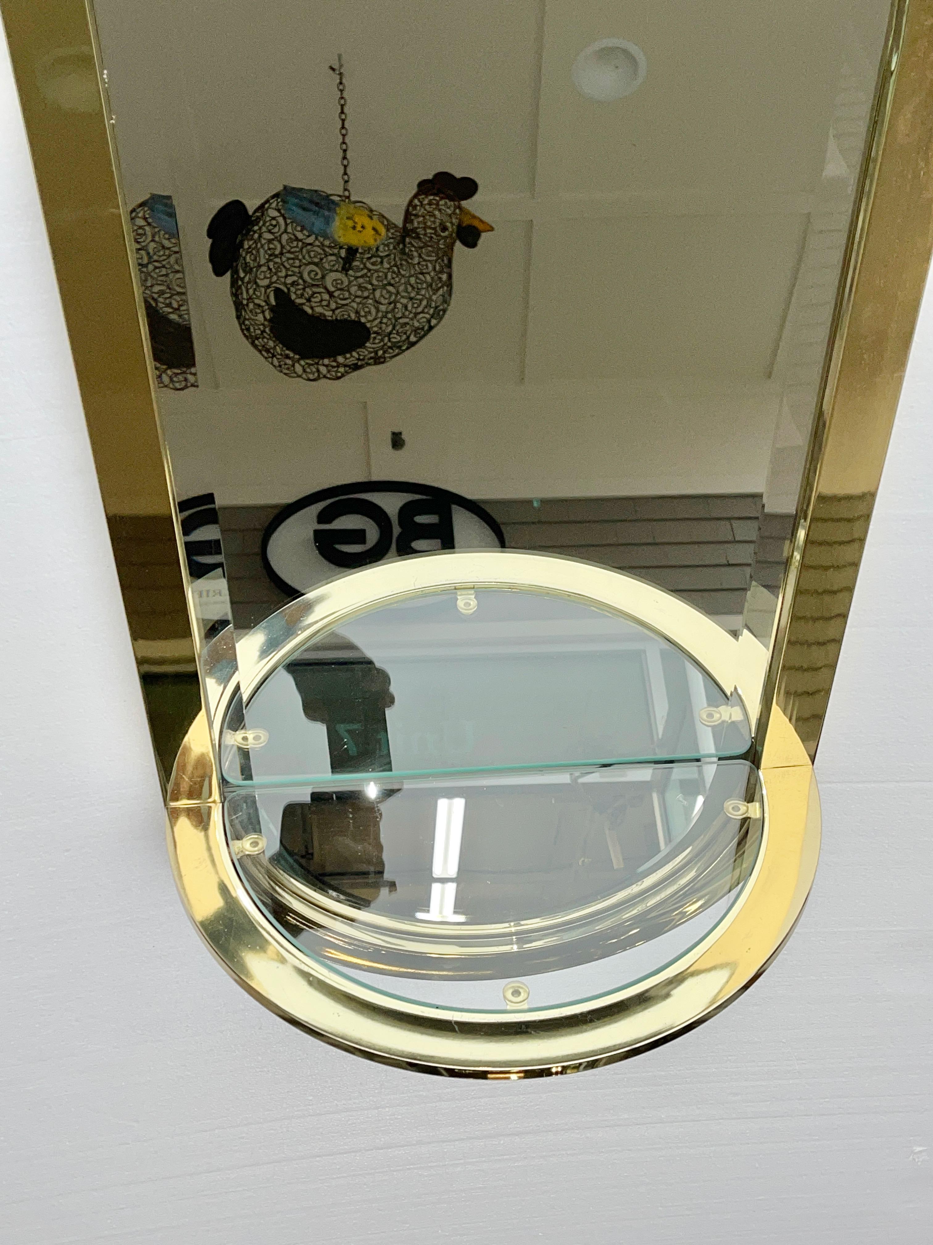 Laiton DIA Design Institute America - Miroir ovale de piste de course en laiton avec étagère en demi-lune en vente