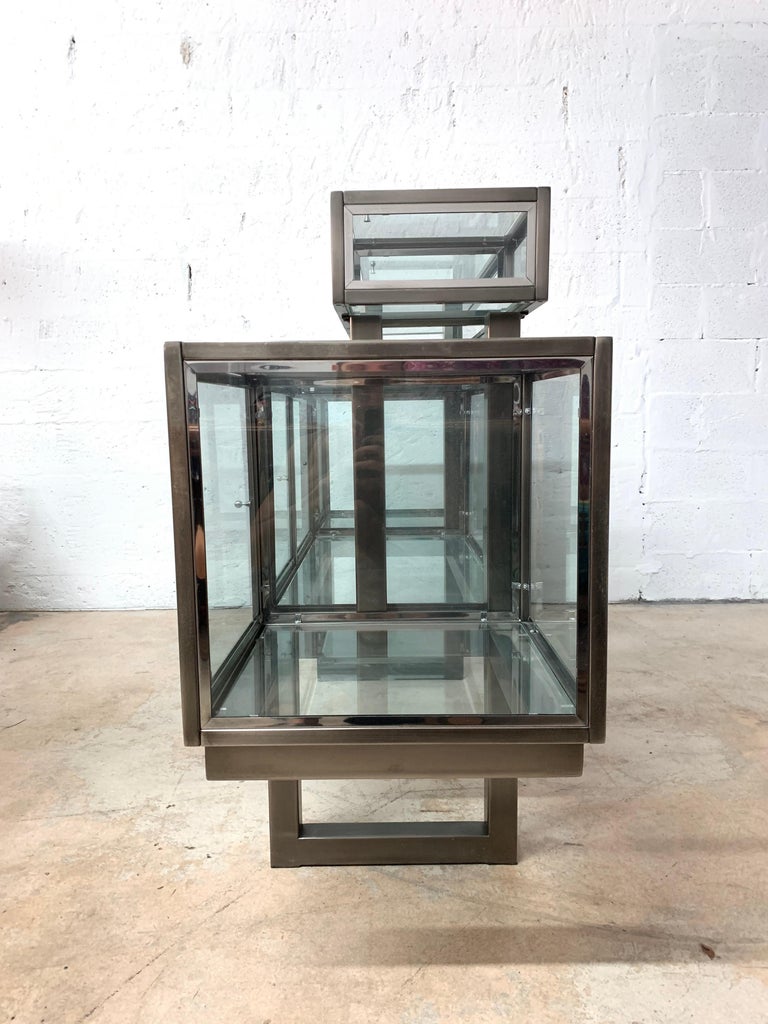 Dia Design Institute Of America Steel Chrome And Glass Display