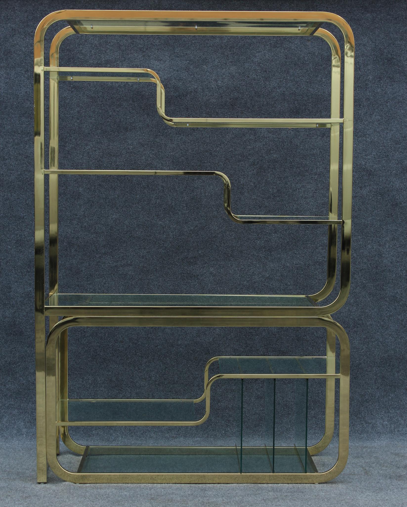 DIA Milo Baughman Stil Verstellbare Etagere aus Messing und Glas, Mid-Century/Art Deco (Moderne der Mitte des Jahrhunderts) im Angebot