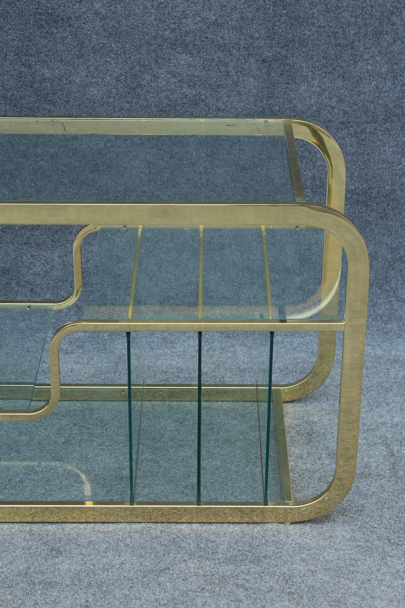 DIA Milo Baughman Stil Verstellbare Etagere aus Messing und Glas, Mid-Century/Art Deco (Ende des 20. Jahrhunderts) im Angebot