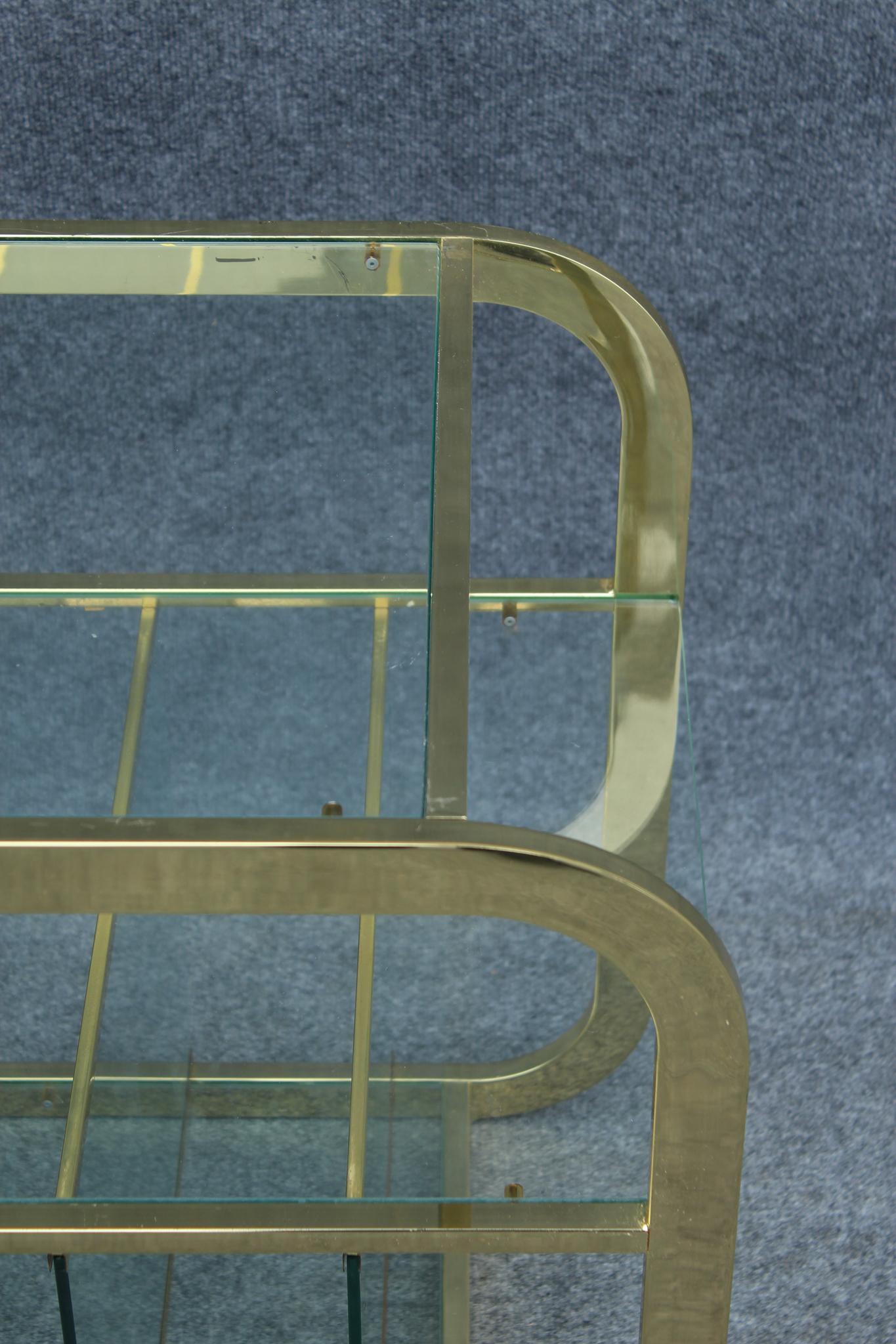 DIA Milo Baughman Stil Verstellbare Etagere aus Messing und Glas, Mid-Century/Art Deco im Angebot 1