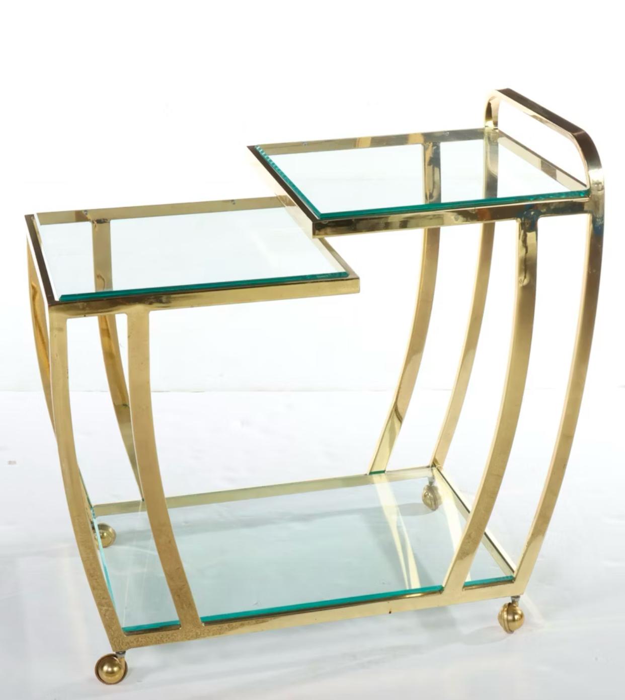 Mid-Century Modern Chariot de bar à deux niveaux en laiton et verre biseauté de DIAS en vente