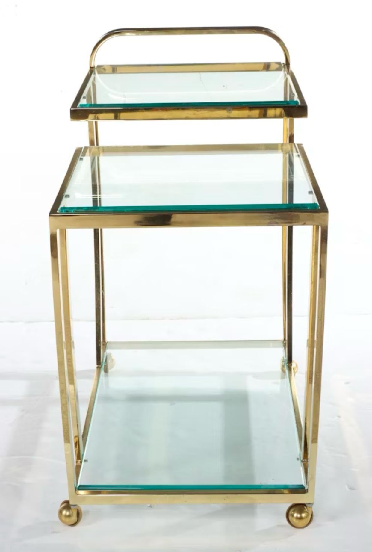 Américain Chariot de bar à deux niveaux en laiton et verre biseauté de DIAS en vente