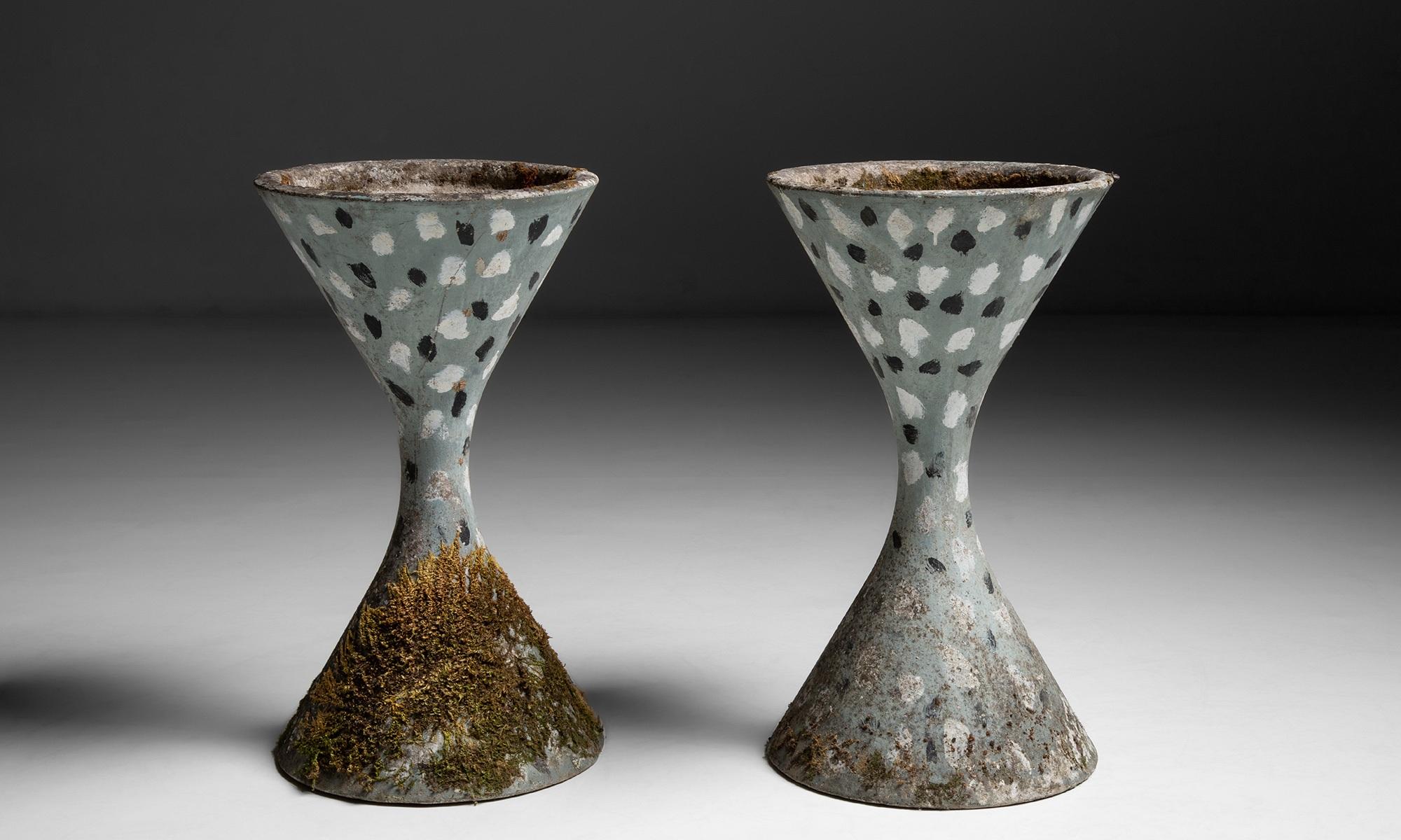 Diablo Planters by Willy Guhl

Switzerland circa 1950

Old polka dot paint decoration on hourglass form.

14.25”dia x 25.25”h