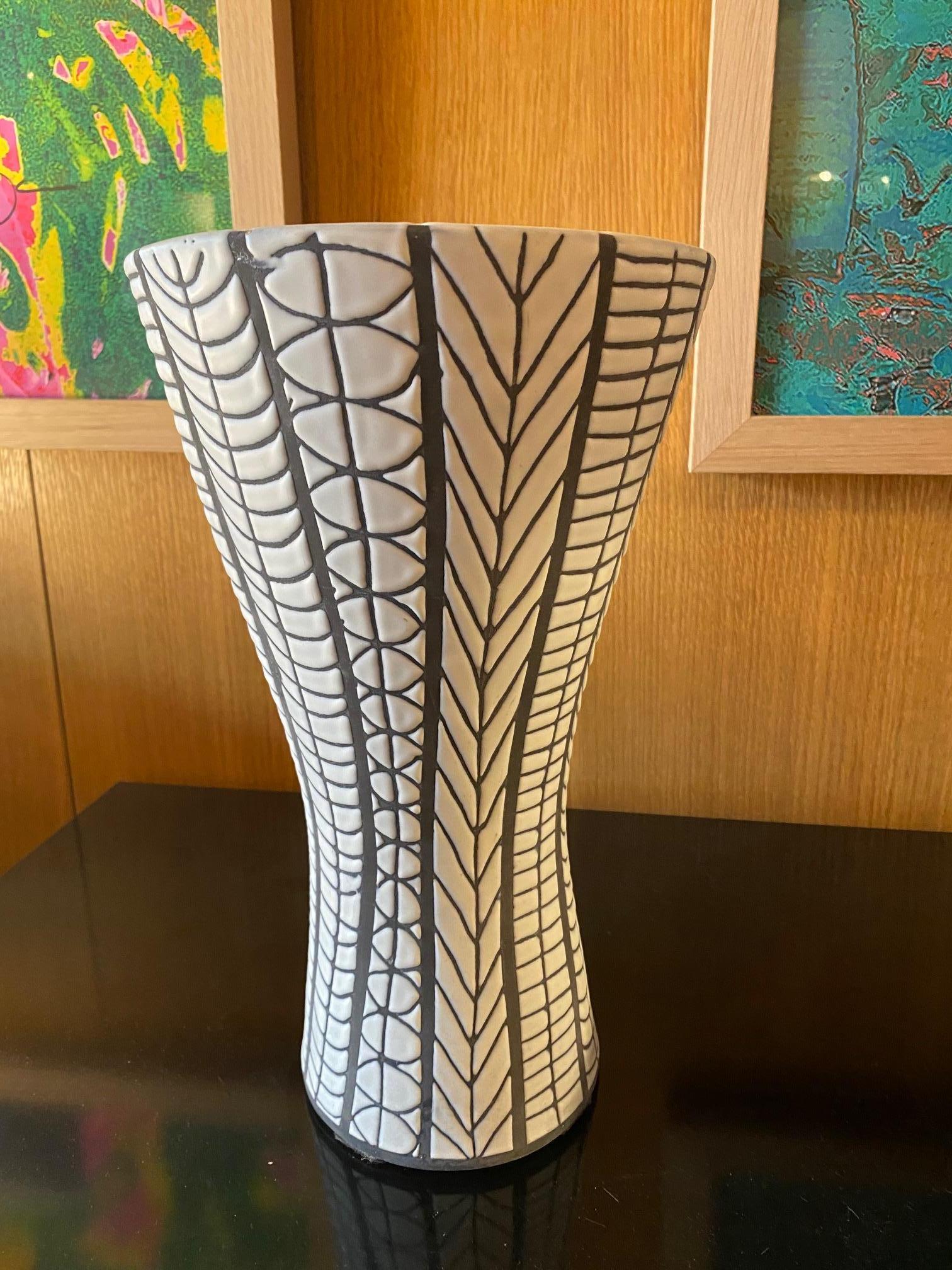 Vaso in ceramica scarificata smaltata 
