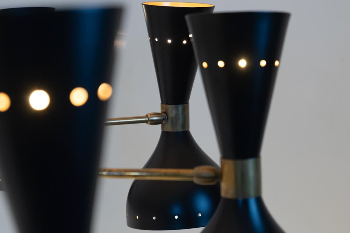 Italiano Lampadario Diabolo in ottone patinato e lacca nera. Contemporaneo. in vendita