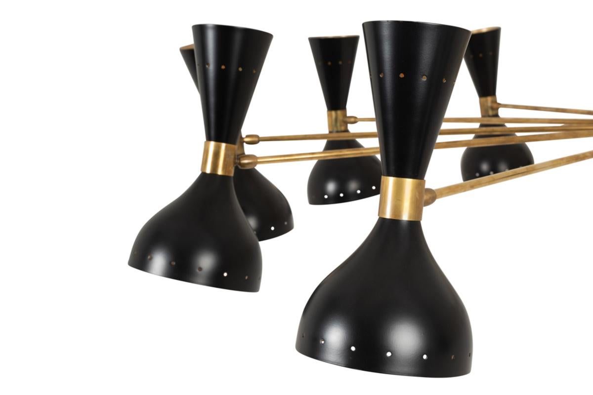 Lampadario diabolo a 24 luci in ottone patinato e lacca nera.

Opera di piccola serie di un artigiano italiano.

Dimensioni: H. 90 x D. 150 cm.

Riferimento : LS64531920