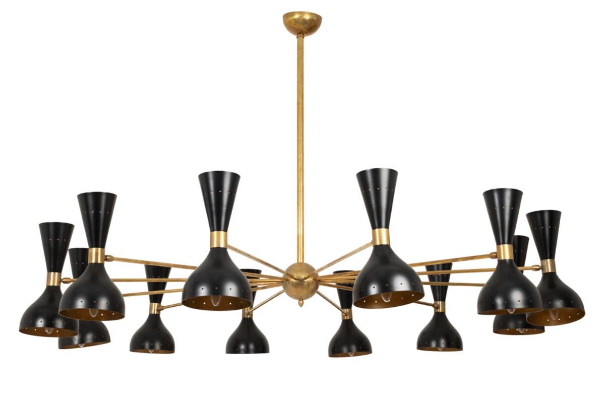 Ottone Lampadario Diabolo in ottone patinato e lacca nera. Contemporaneo. in vendita