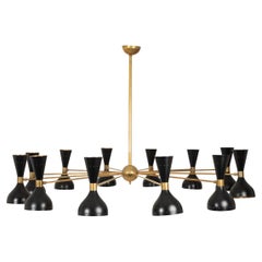 Lampadario Diabolo in ottone patinato e lacca nera. Contemporaneo.