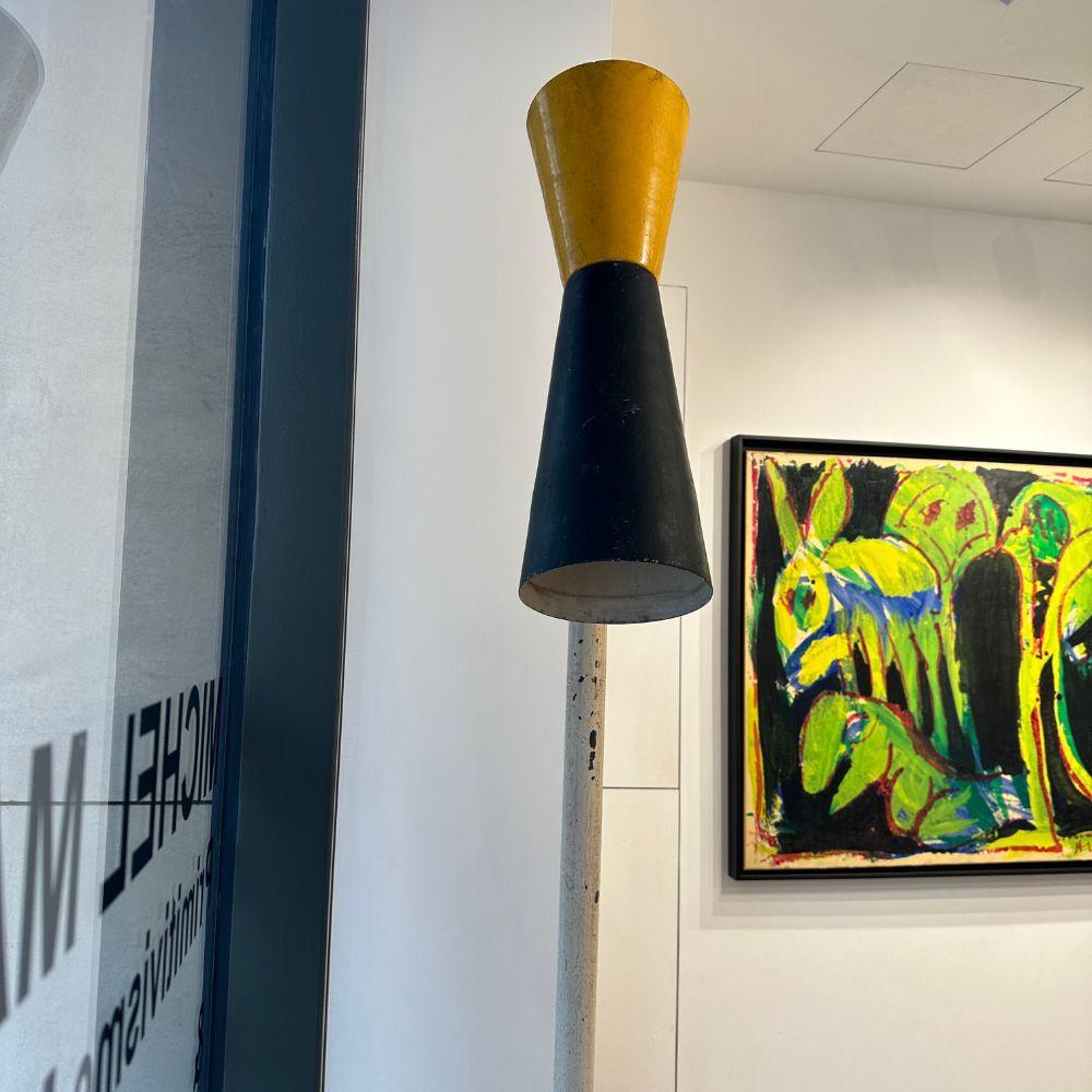 Lámpara de pie de interior de acero y aluminio lacado,
Reflectores de bocina negros y amarillos
Pintura original, pie añadido