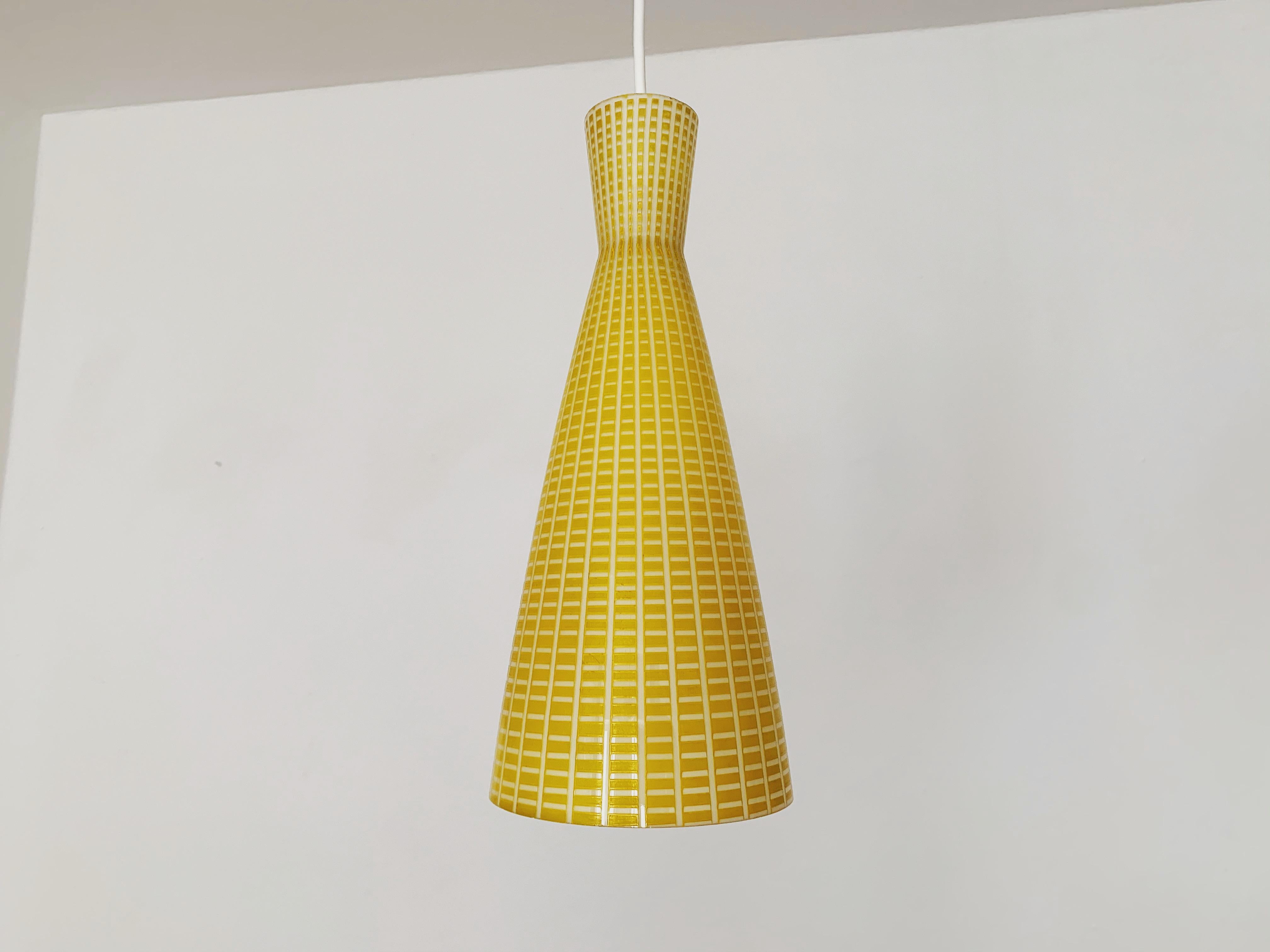 Wonderful pendant lamp from the 1950s.
Extremely beautiful design with a beautiful pattern.
Extremely beautiful lighting atmosphere with both direct and indirect light.

Manufacturer: Peill and Putzler
Design: Aloys Gangkofner

Condition:

Very good