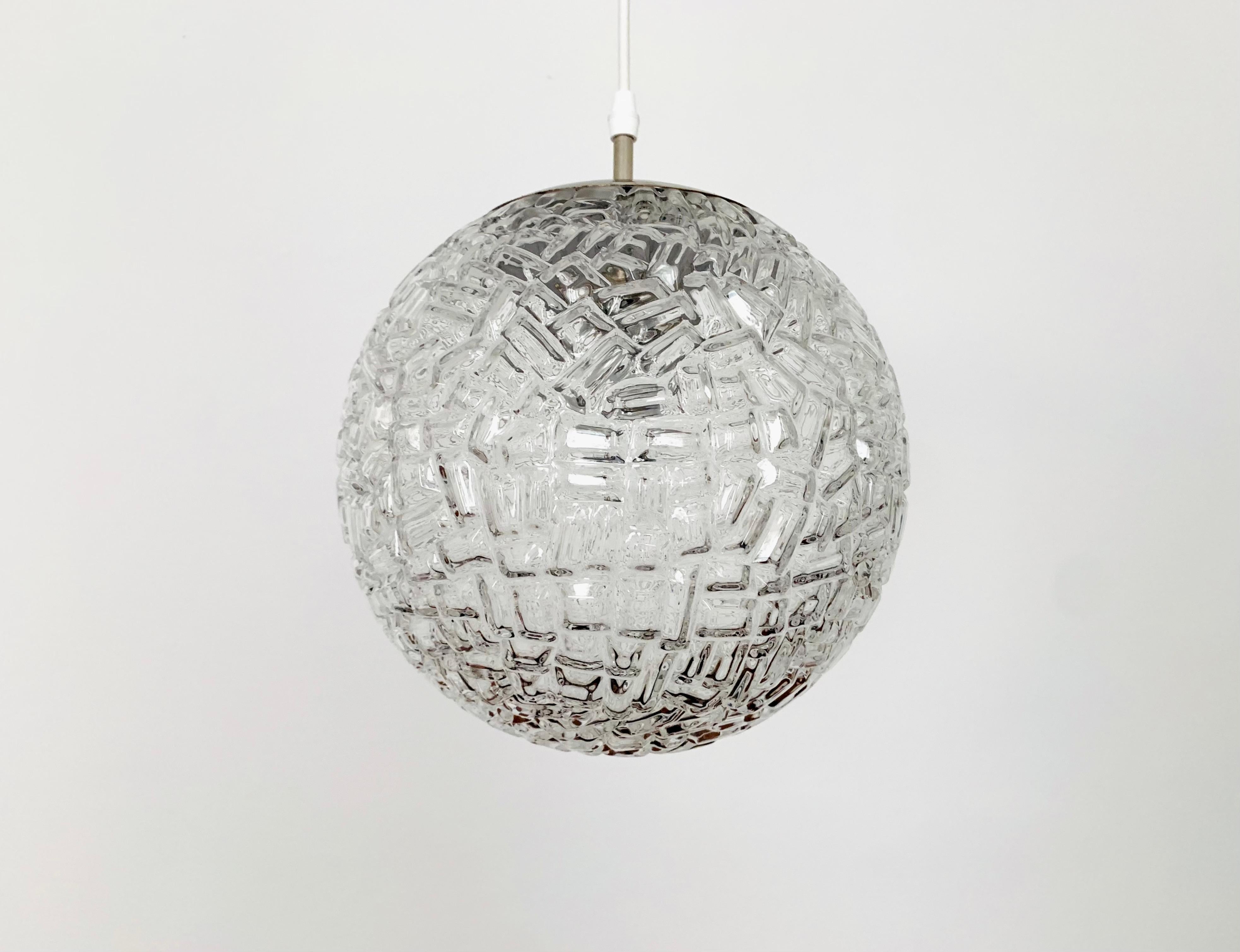 Wonderful glass pendant lamp from the 1950s.
Extremely beautiful design with a wonderful pattern.
A sparkling play of light is created in the room.

Manufacturer: Peill and Putzler
Design: Aloys Gangkofner

Condition:

Very good vintage condition